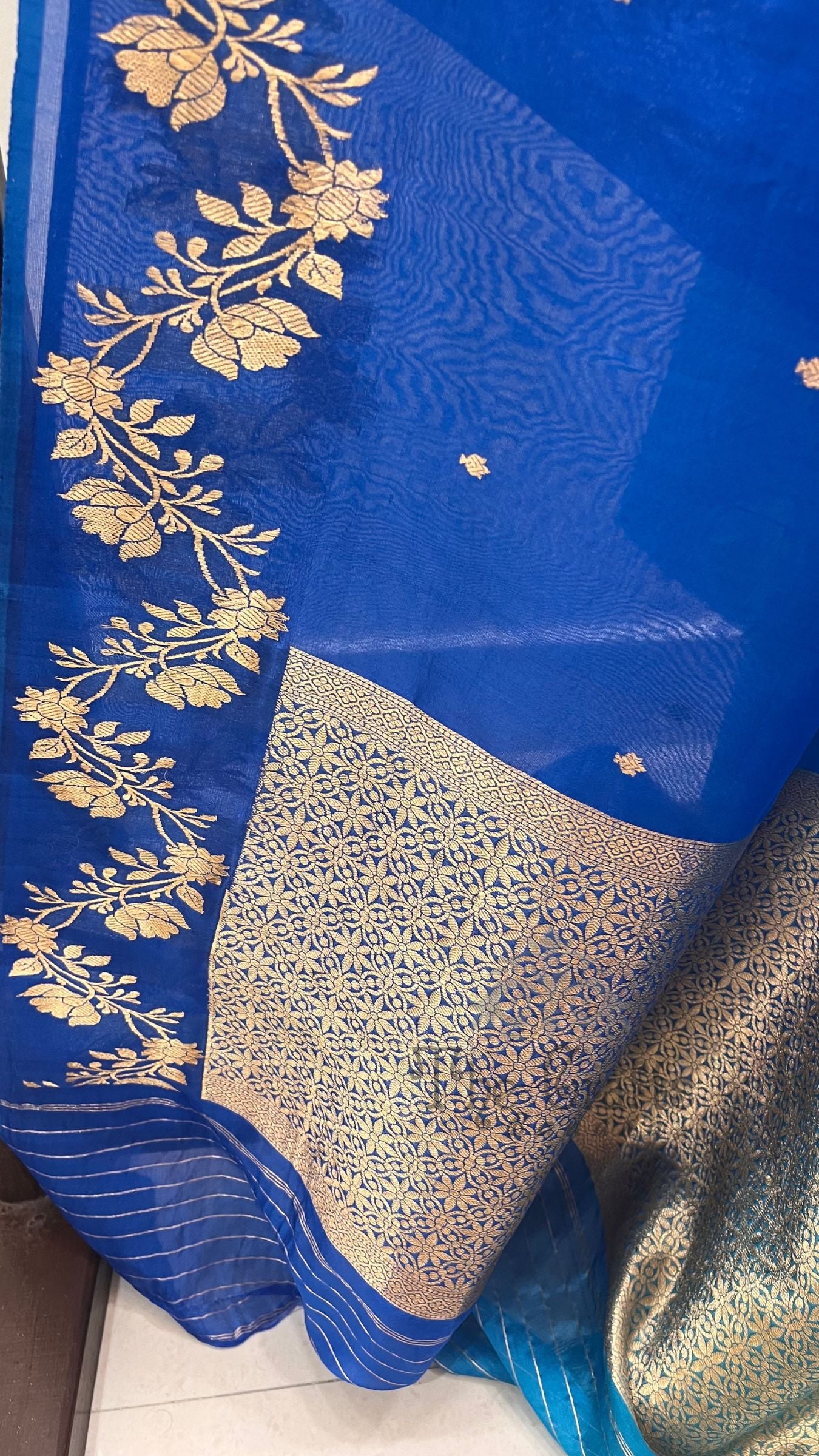 Pure Kora Silk Handloom Banarasi Saree - With Kadhua motifs