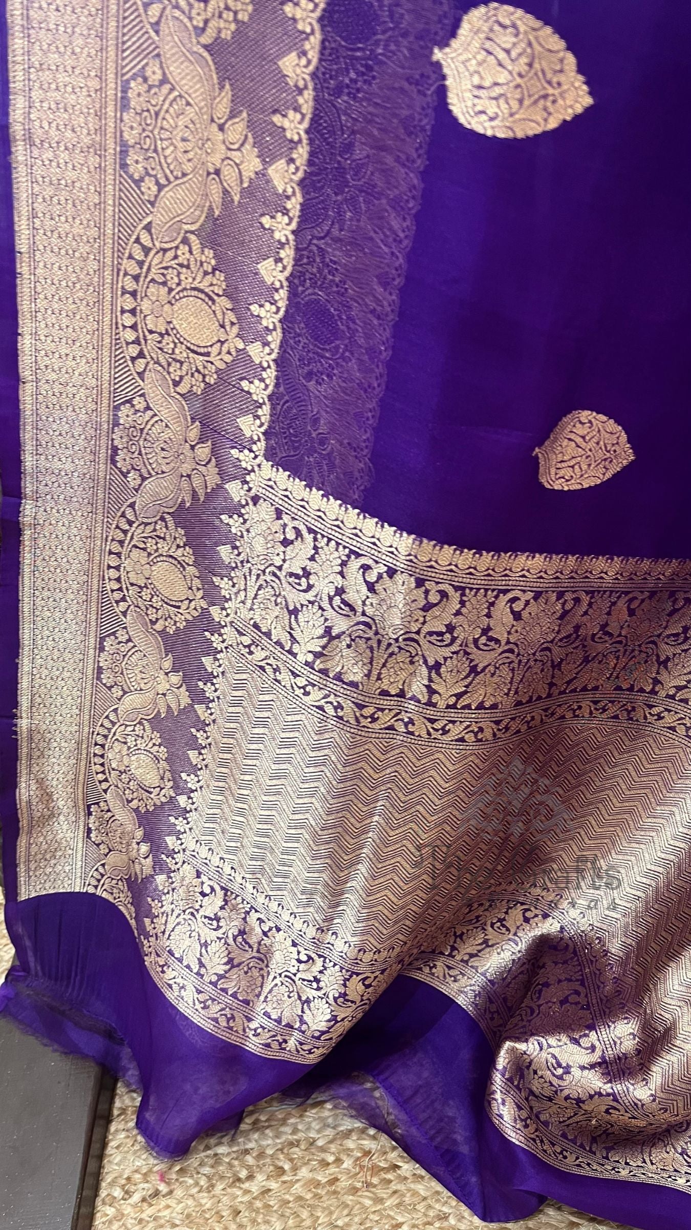Pure Kora Silk Handloom Banarasi Saree - With Kadhua motifs