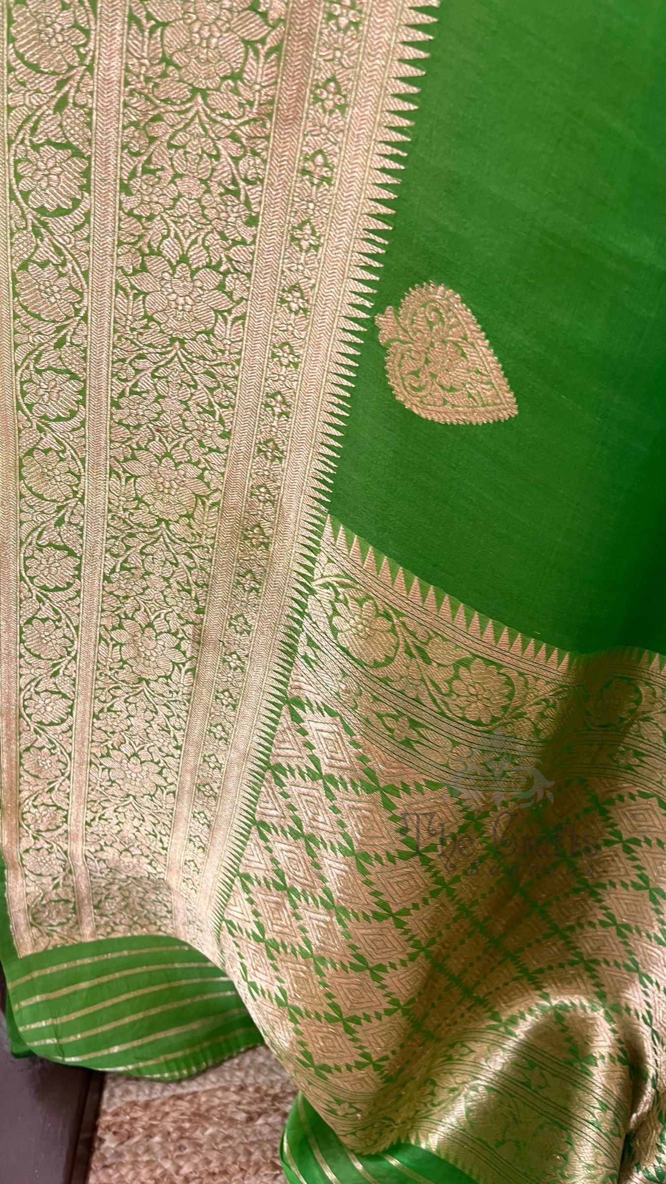 Pure Kora Silk Handloom Banarasi Saree - With Kadhua motifs