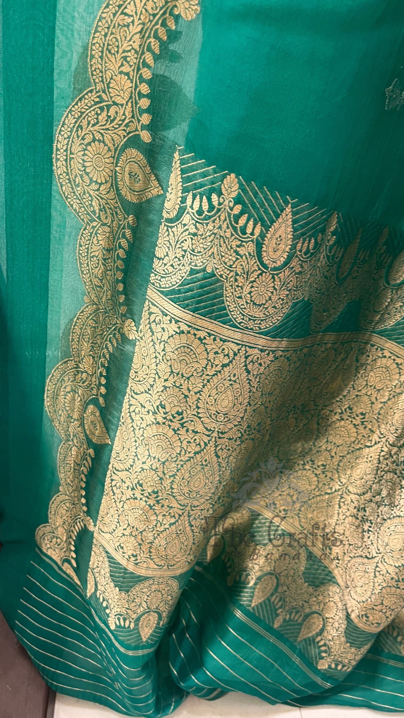 Pure Kora Silk Handloom Banarasi Saree - With Kadhua motifs