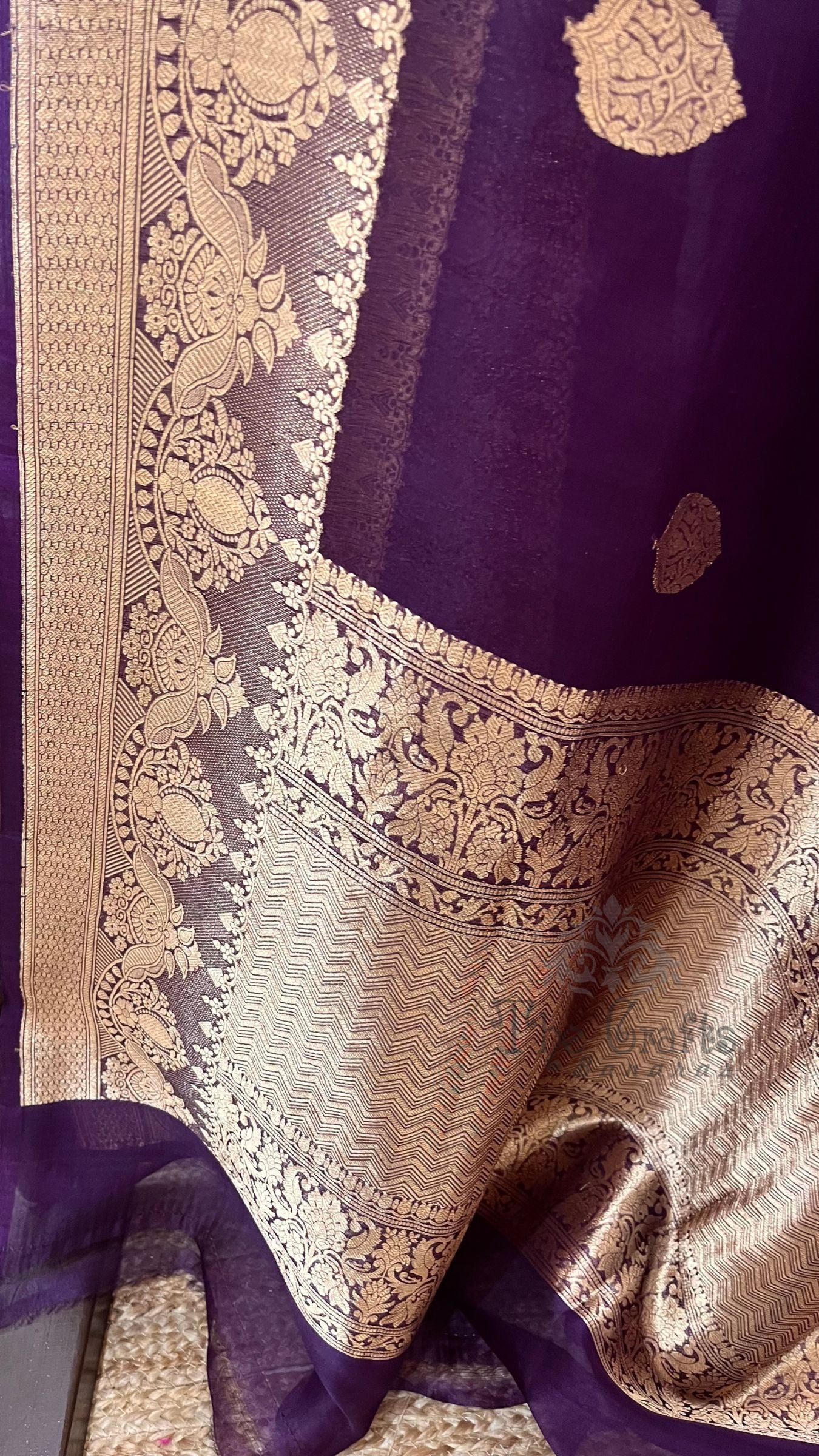 Pure Kora Silk Handloom Banarasi Saree - With Kadhua motifs