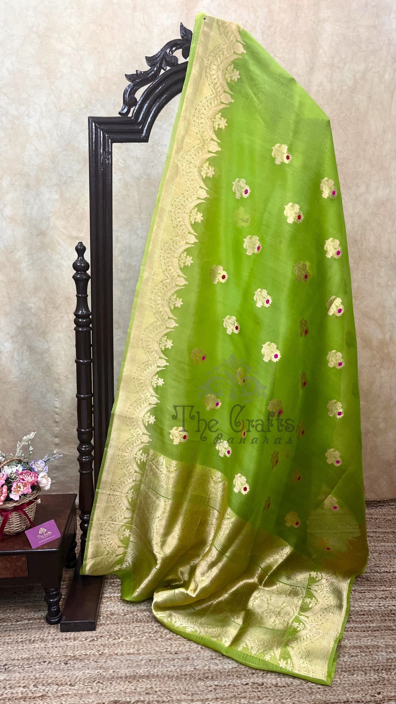 Pure Kora Silk Handloom Banarasi Saree - With Kadhua motifs