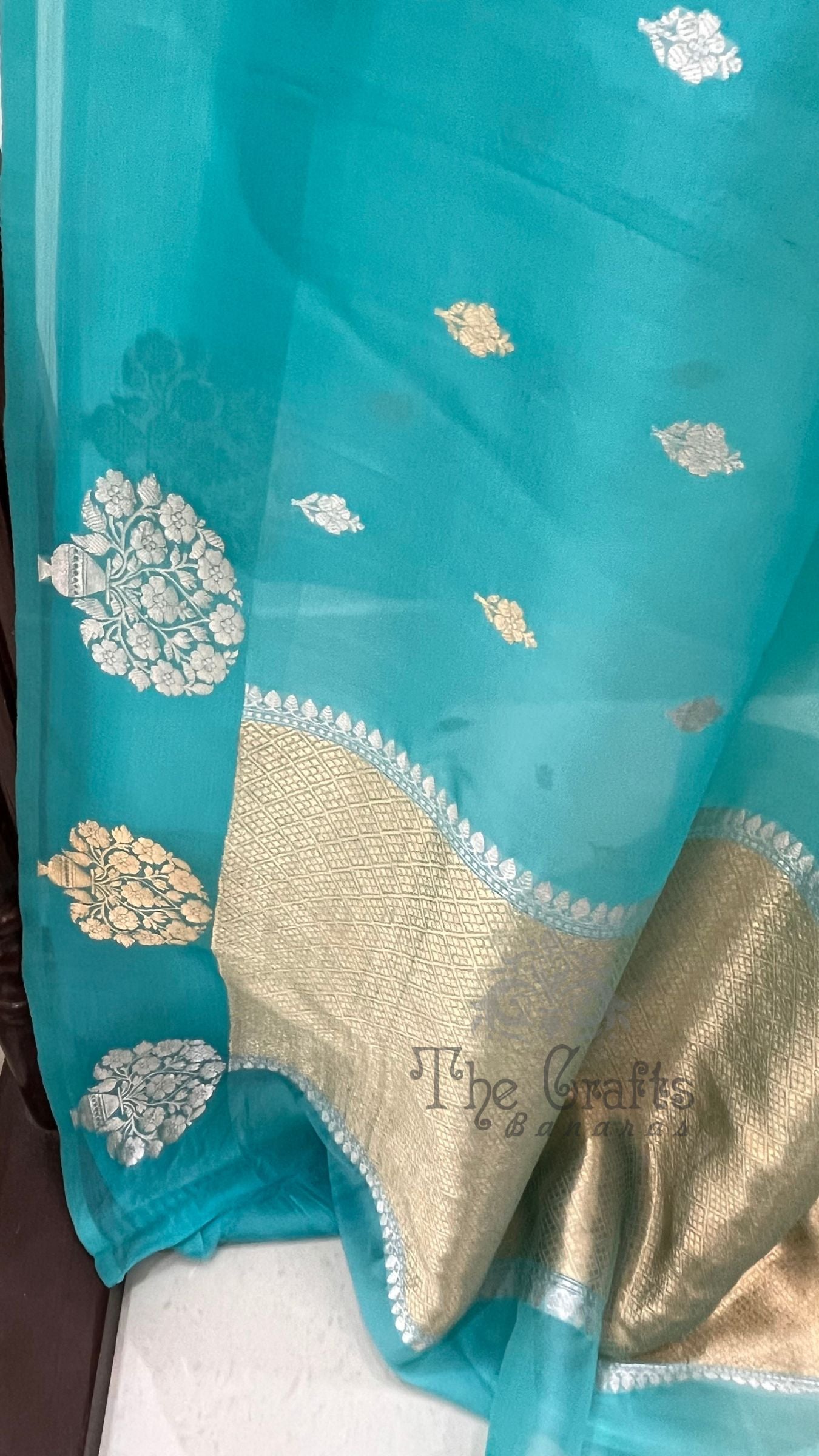 Pure Kora Silk Handloom Banarasi Saree - With Kadhua motifs