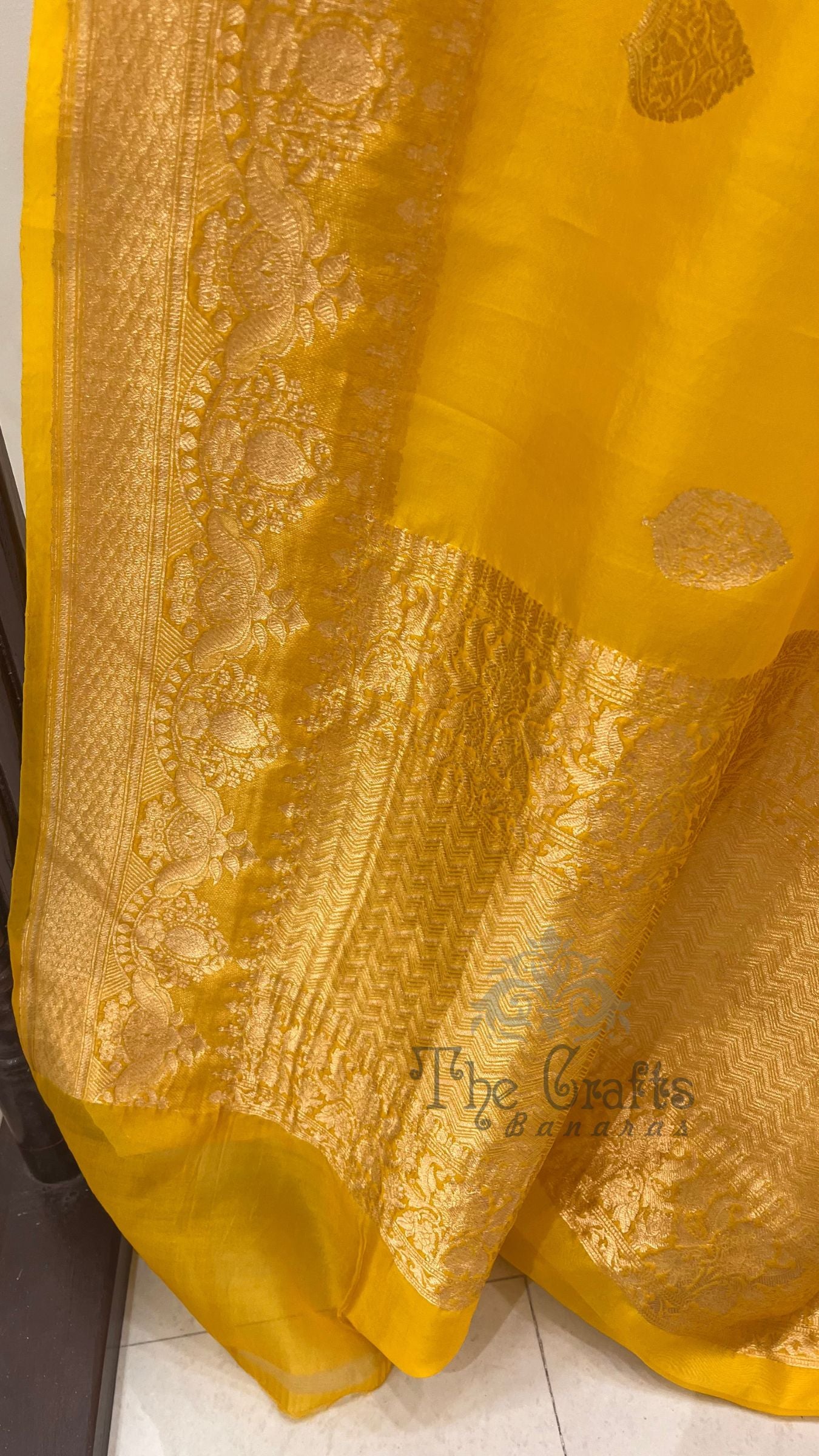 Pure Kora Silk Handloom Banarasi Saree - With Kadhua motifs