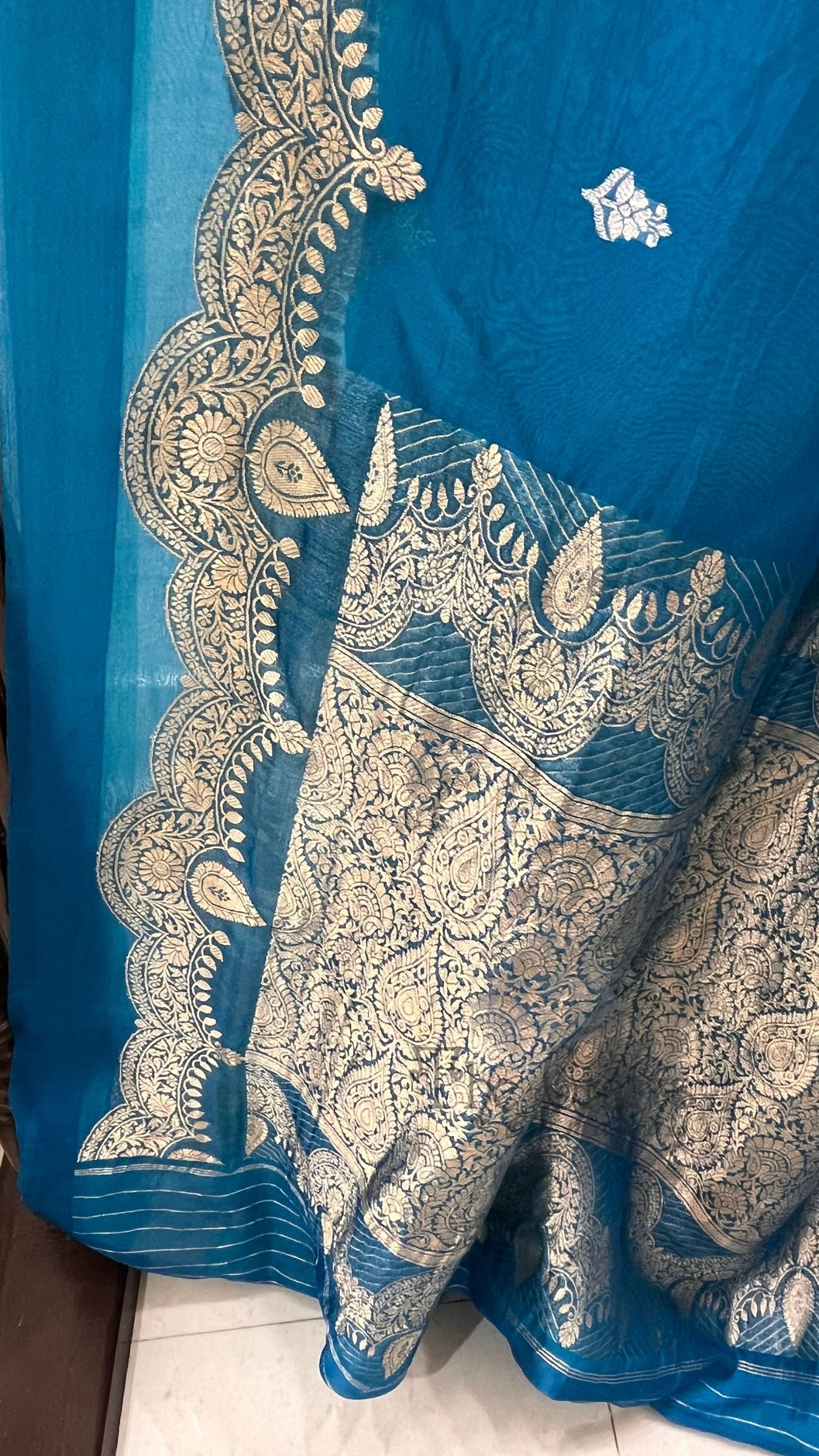 Pure Kora Silk Handloom Banarasi Saree - With Kadhua motifs
