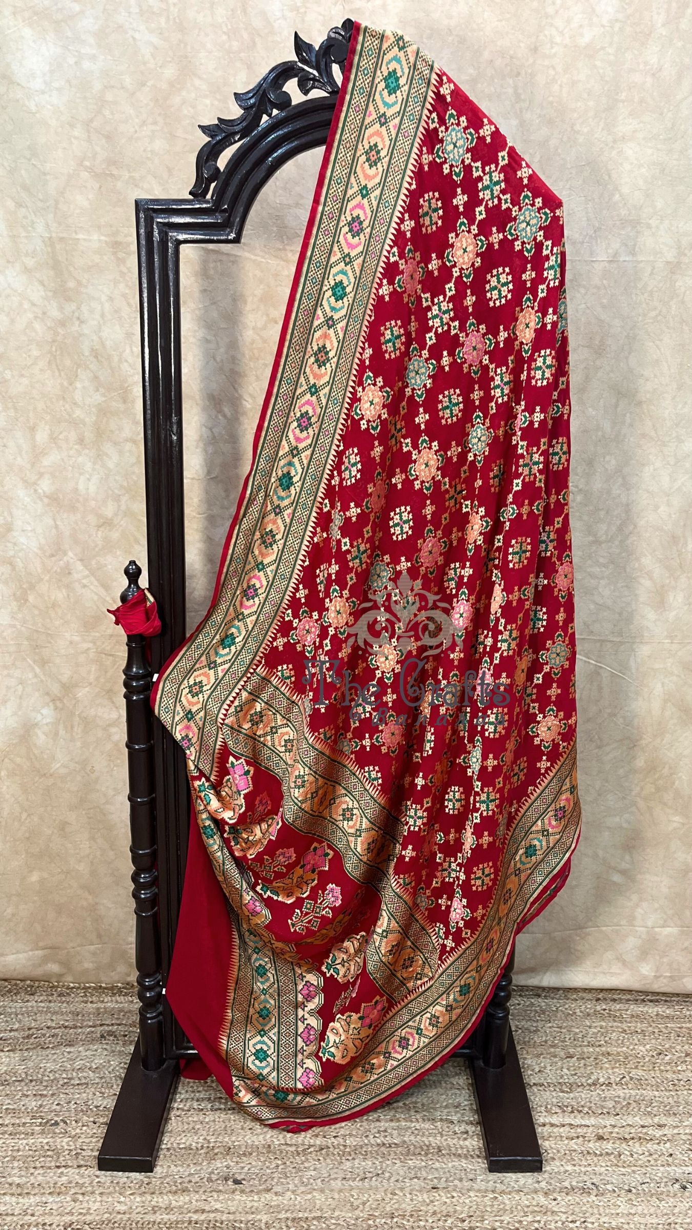 Pure Georgette Handloom Banarasi Saree - Gold zari with meenakari