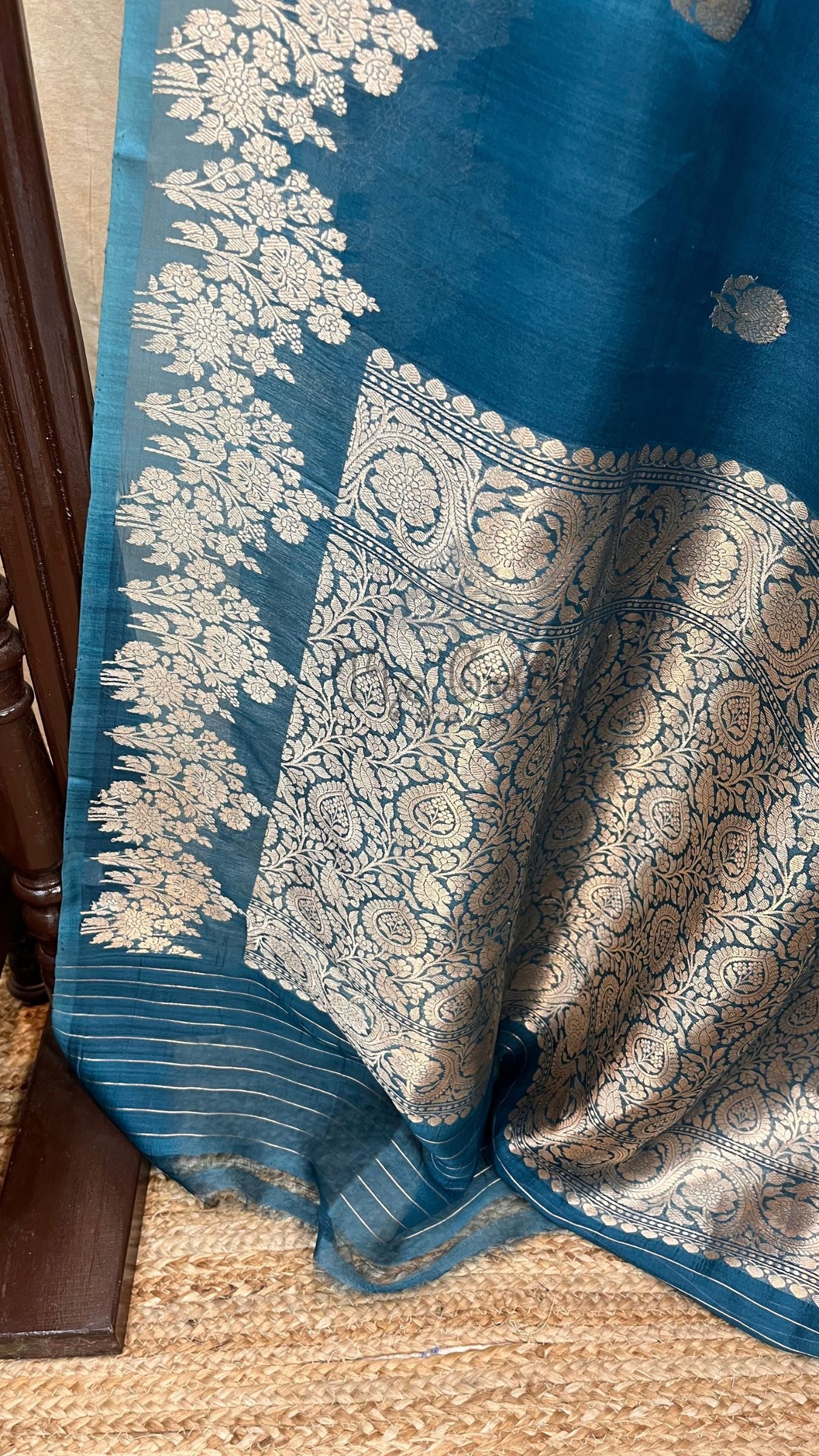 Pure Kora Silk Handloom Banarasi Saree - With Kadhua motifs