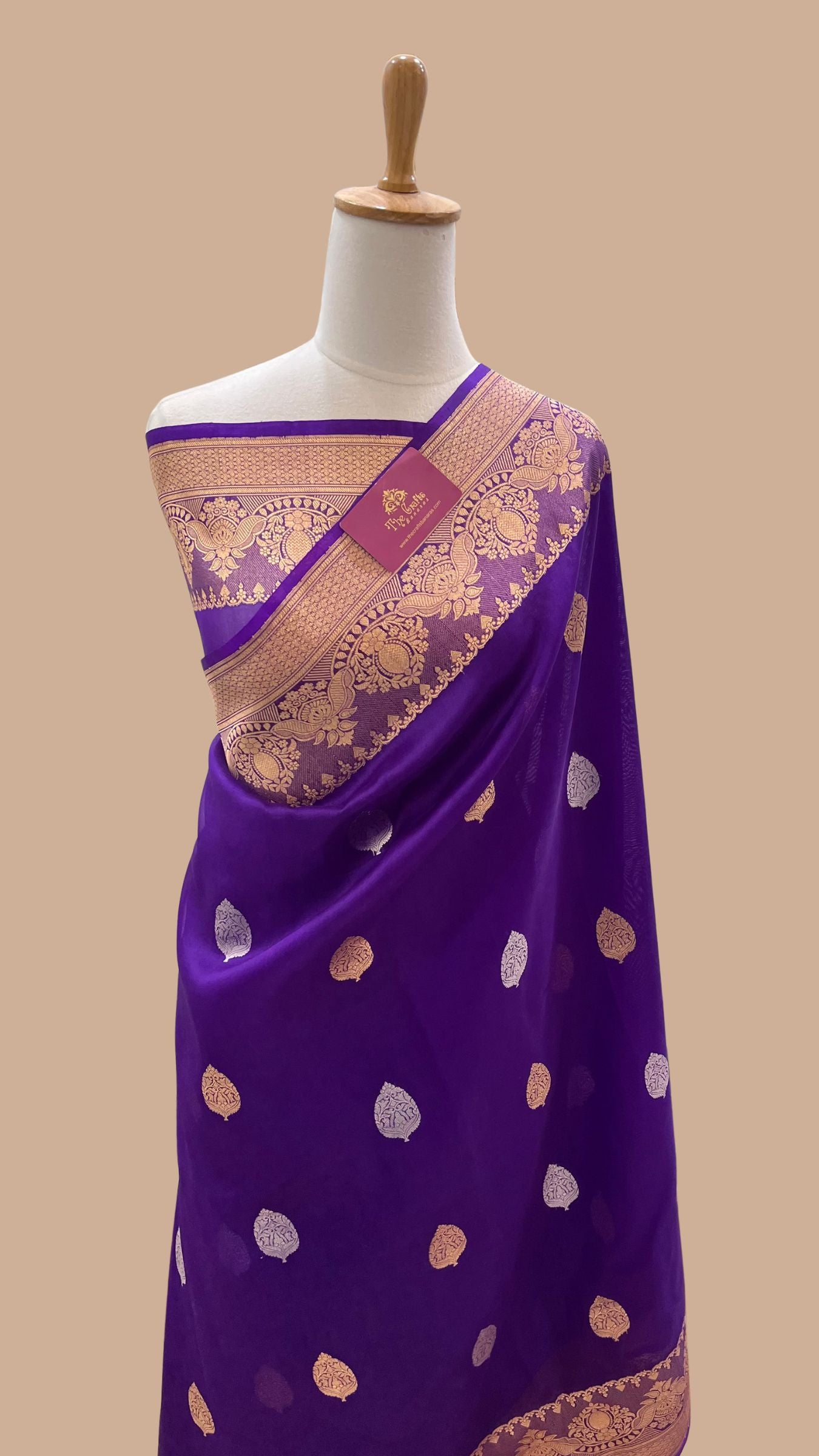 Pure Kora Silk Handloom Banarasi Saree - With Kadhua motifs