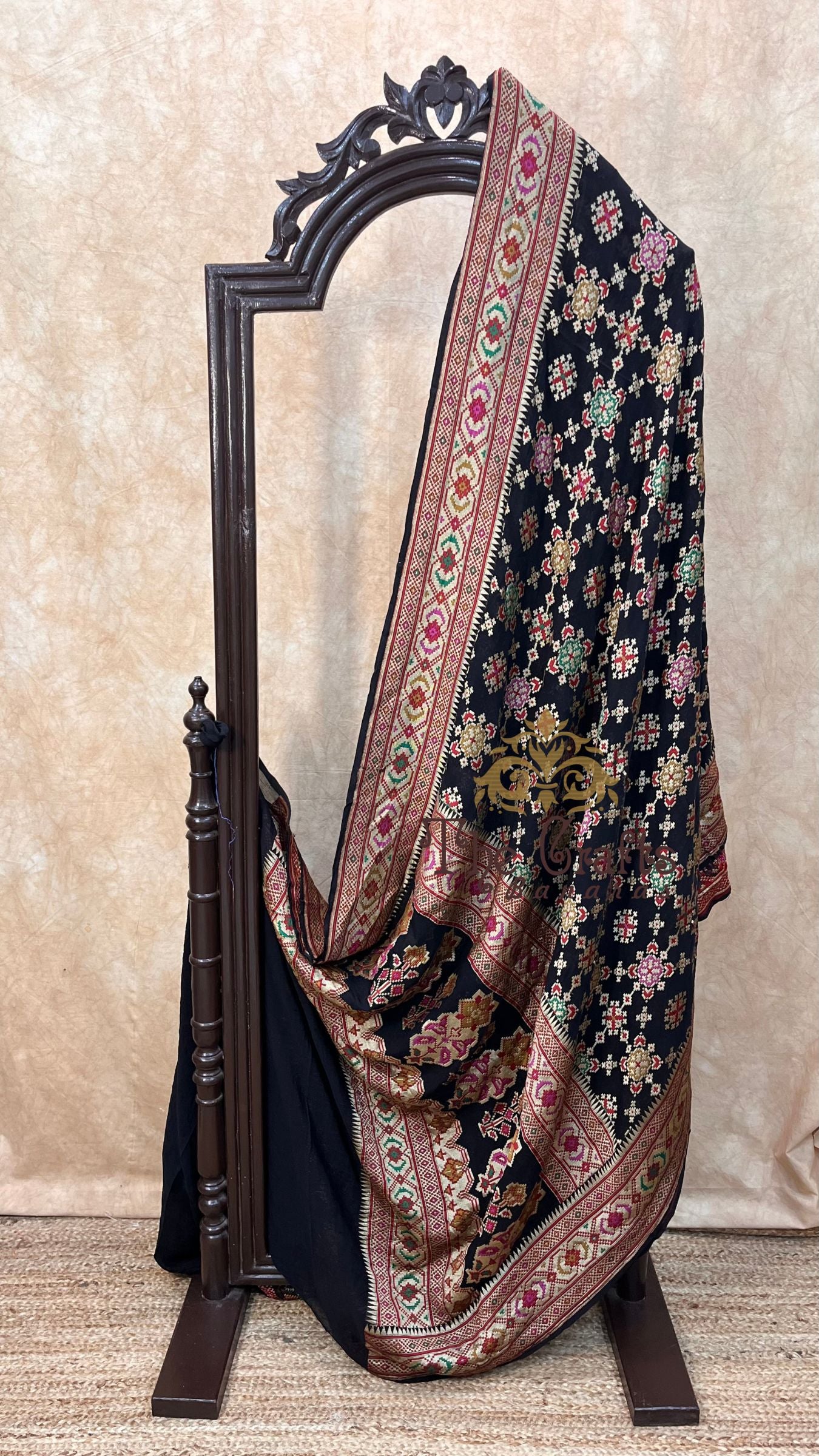 Pure Georgette Handloom Banarasi Saree - Gold zari with meenakari