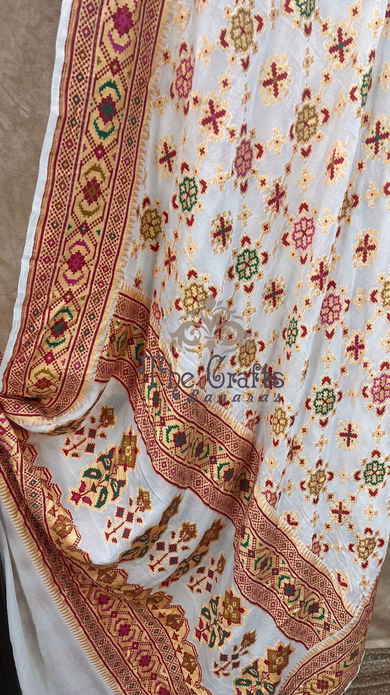 Pure Georgette Handloom Banarasi Saree - Gold zari with meenakari