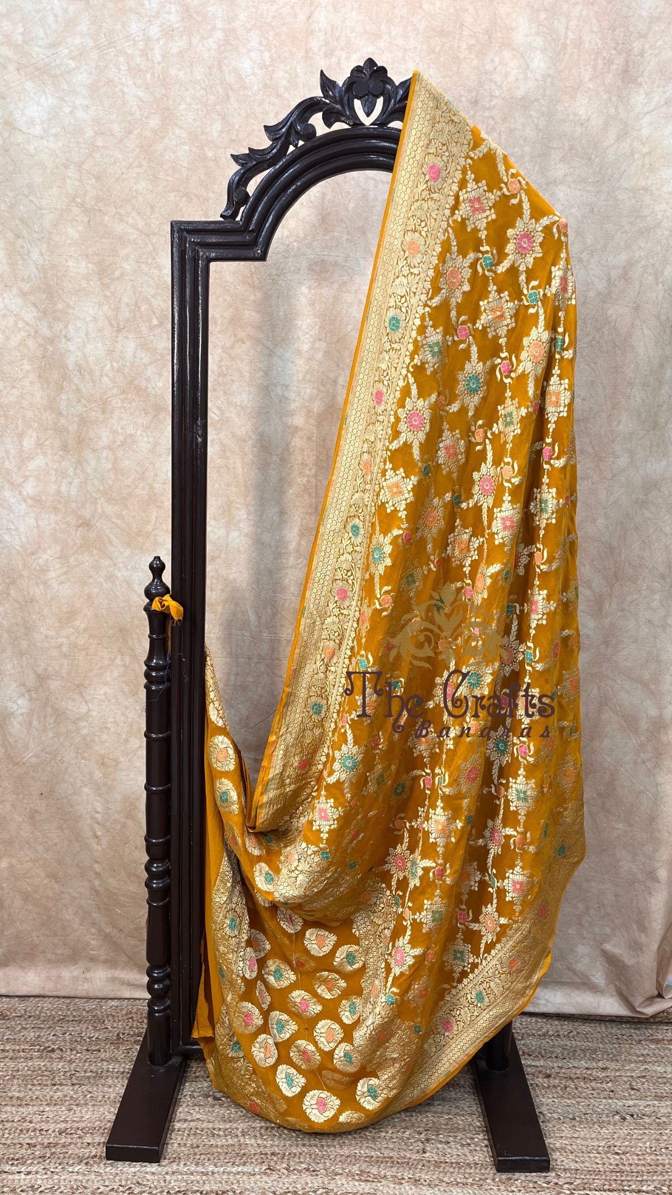 Pure Georgette Handloom Banarasi Saree - Gold zari with meenakari