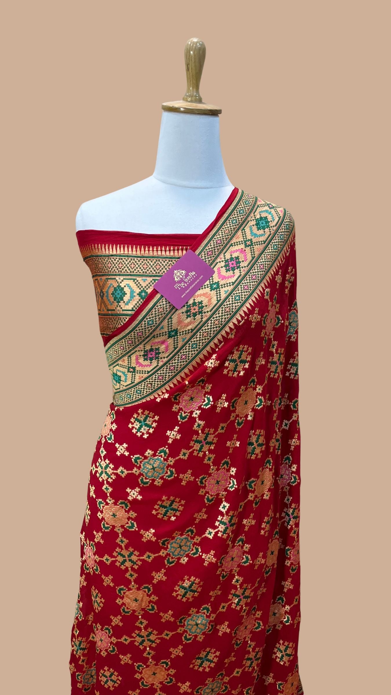 Pure Georgette Handloom Banarasi Saree - Gold zari with meenakari