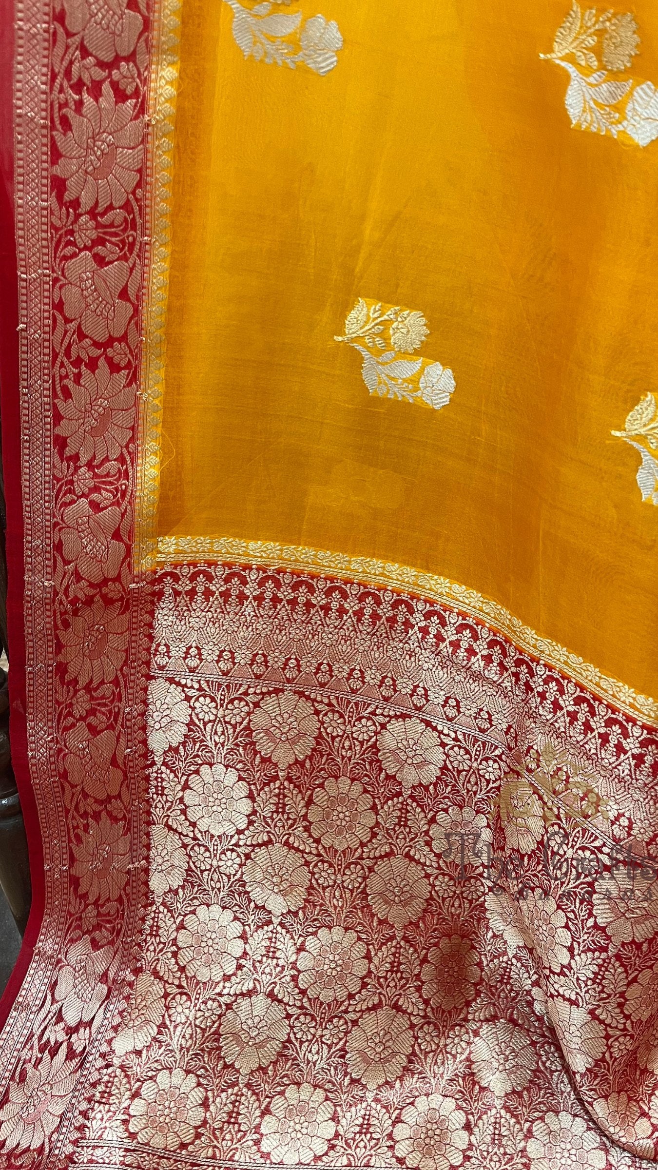 Pure Kora Silk Handloom Banarasi Saree - With Kadhua motifs