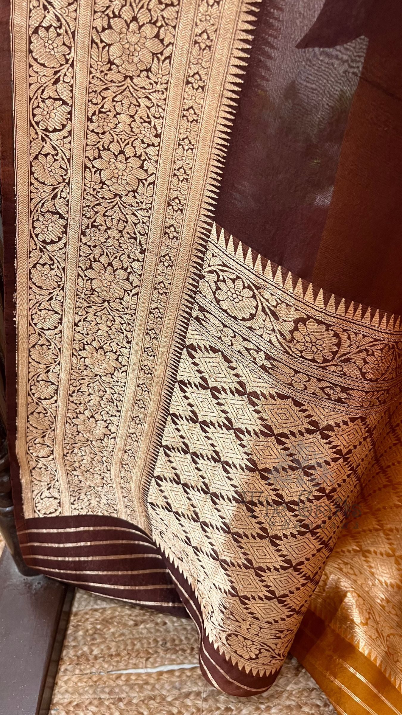 Pure Kora Silk Handloom Banarasi Saree - With Kadhua motifs