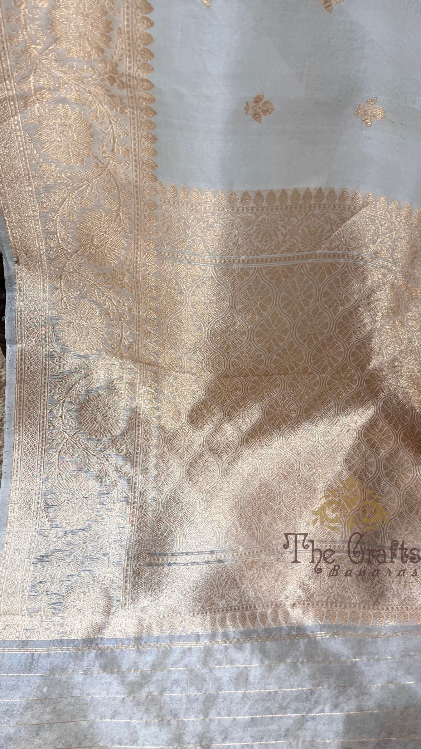 Pure Kora Silk Handloom Banarasi Saree - With Kadhua motifs