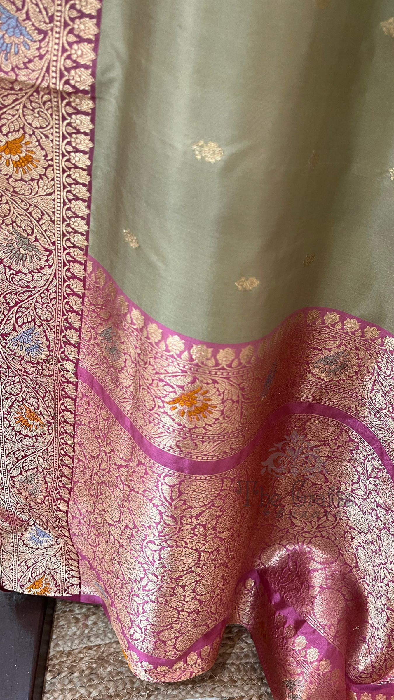 Pure Katan Silk Handloom Banarasi Saree - with kadhua motifs