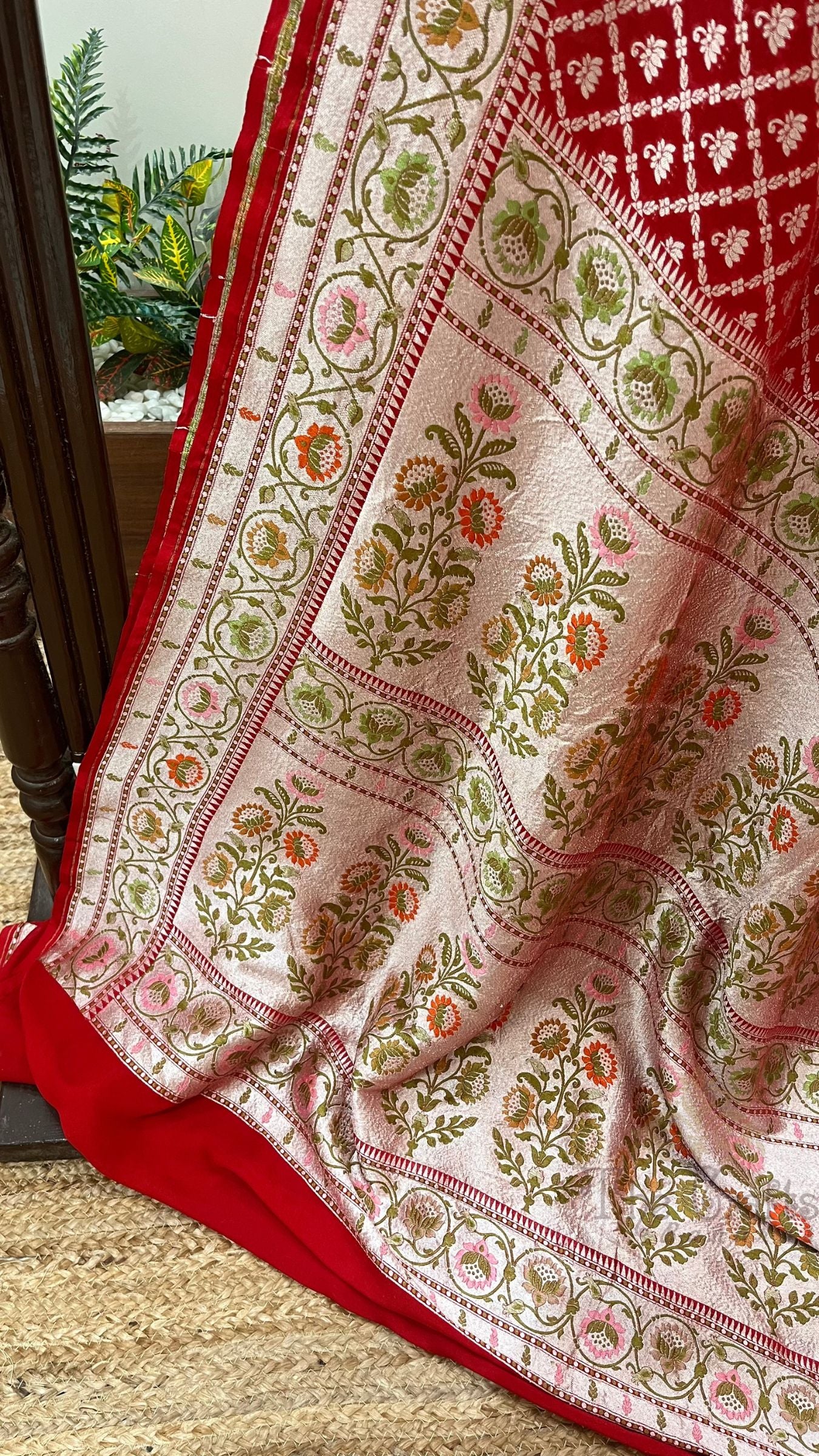 Pure Georgette Handloom Banarasi Saree - Gold zari with meenakari