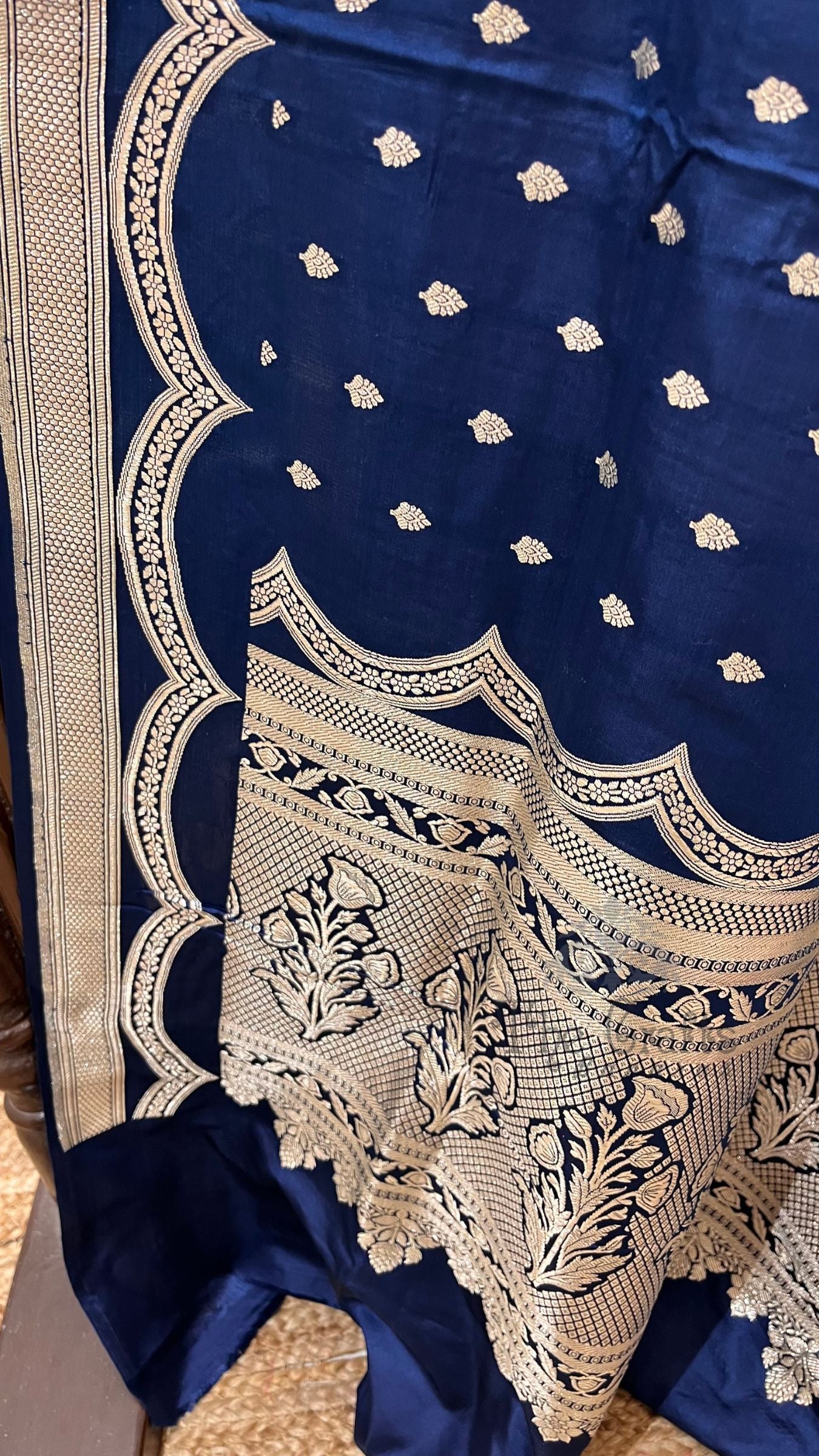 Pure Satin Silk Handloom Banarasi Saree - Motifs