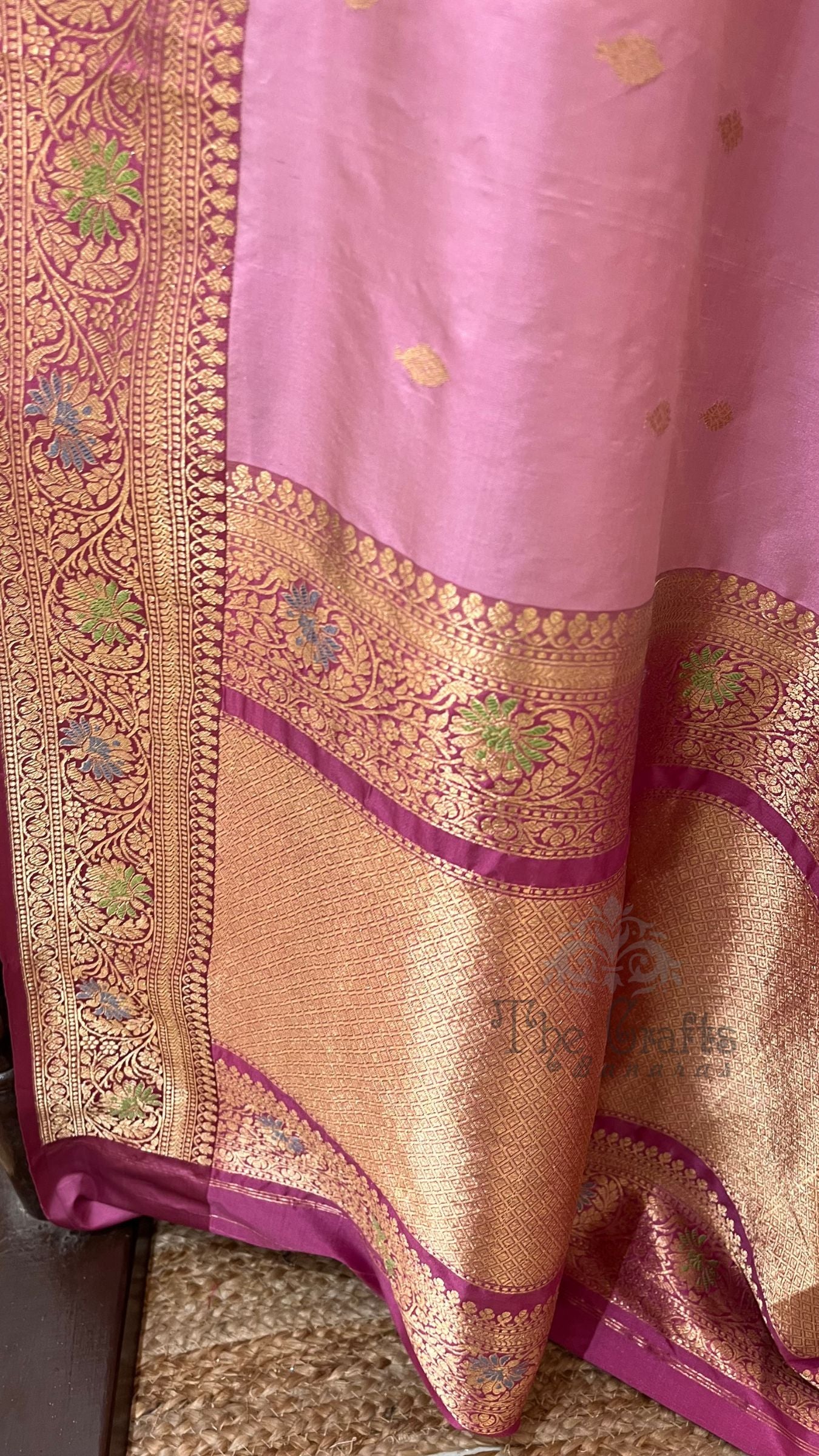 Pure Katan Silk Handloom Banarasi Saree - with kadhua motifs