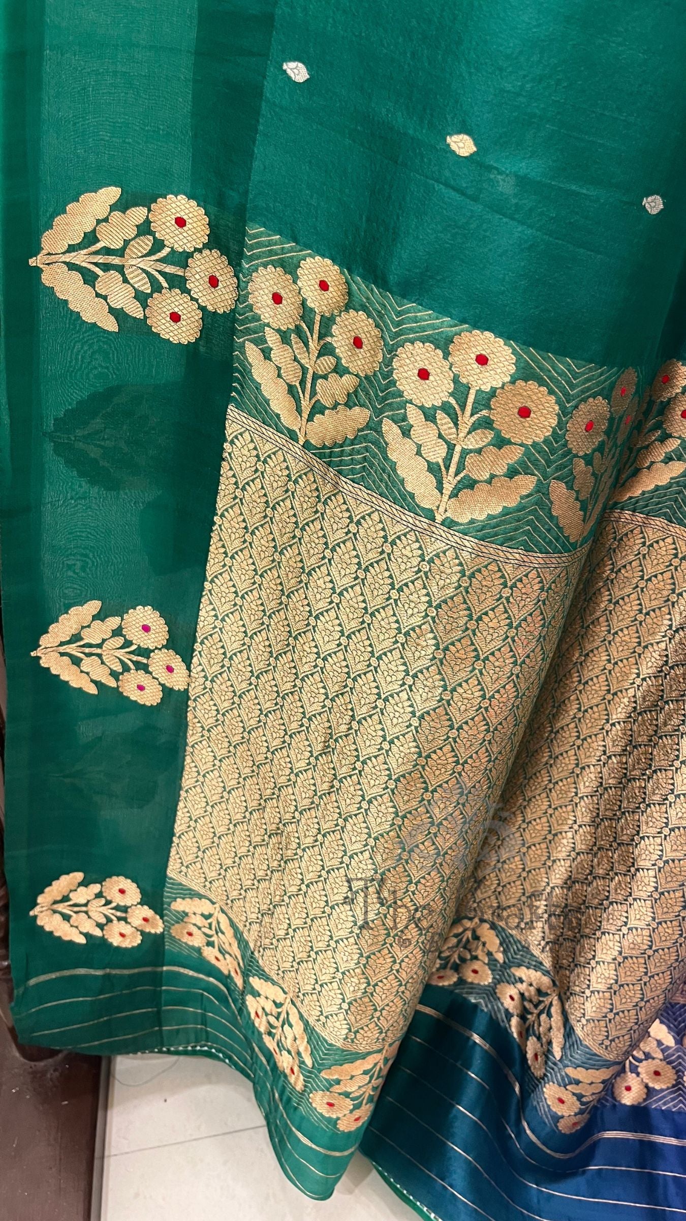 Pure Kora Silk Handloom Banarasi Saree - With Kadhua motifs