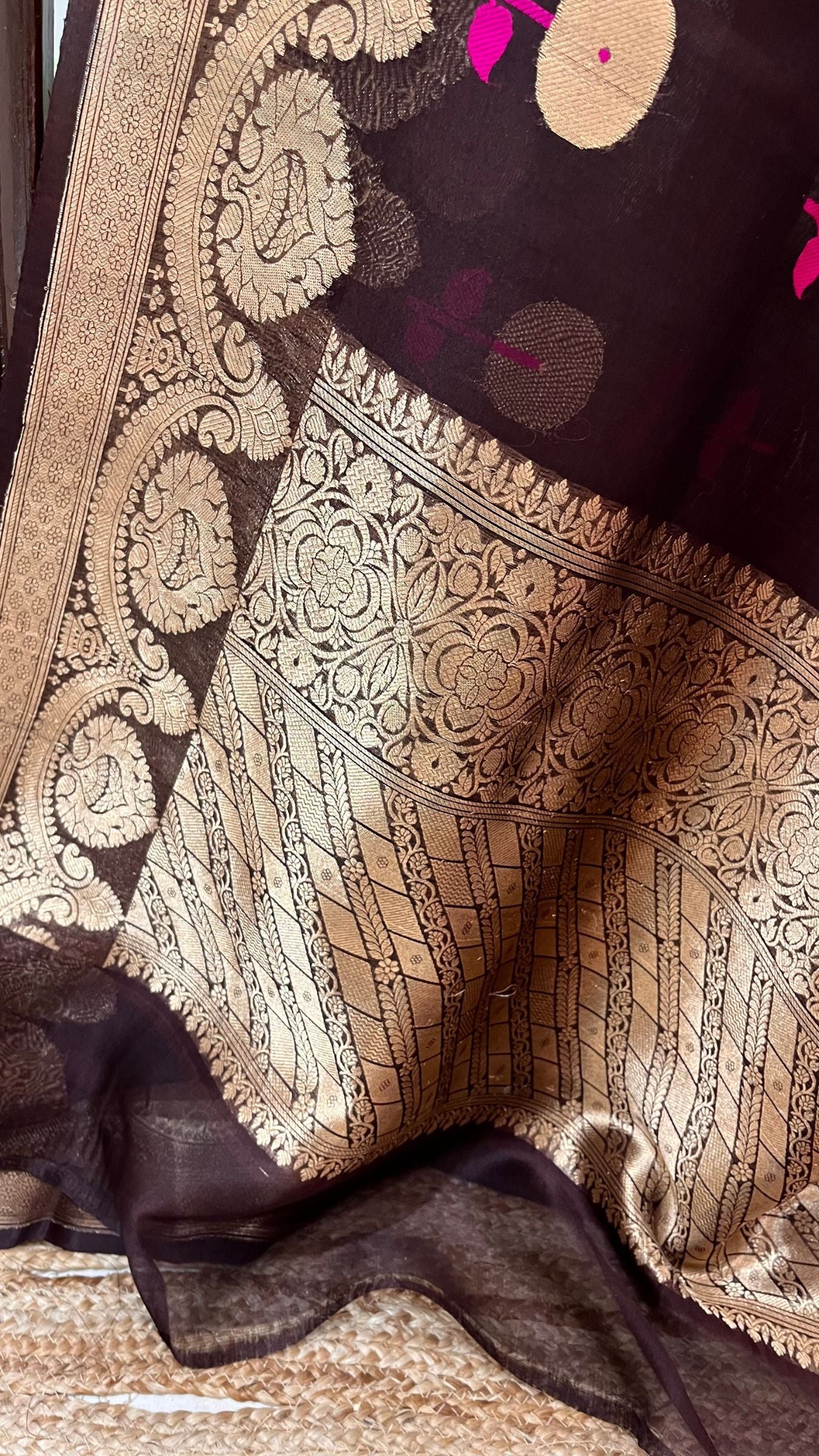 Pure Kora Silk Handloom Banarasi Saree - With Kadhua motifs