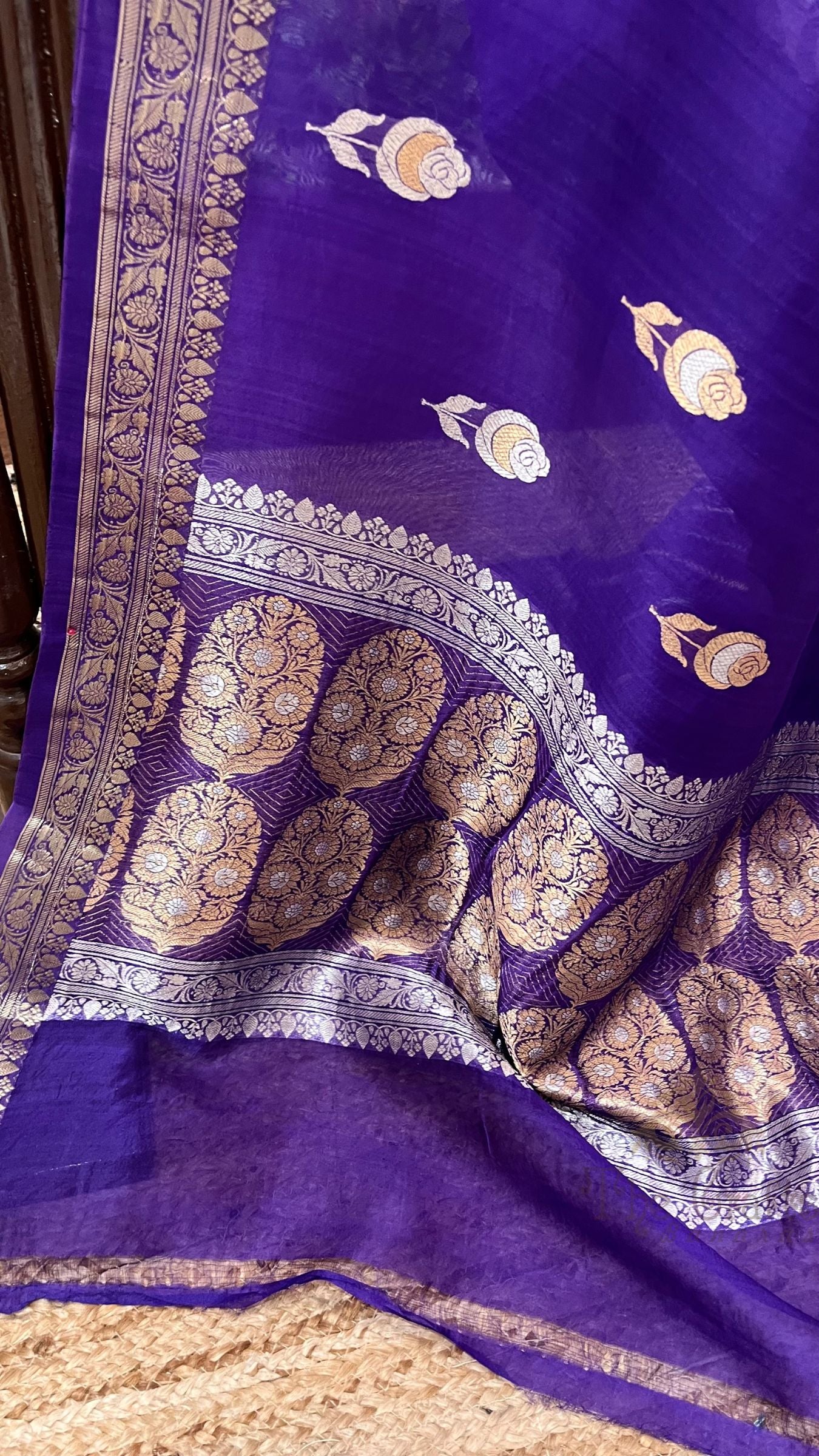 Pure Kora Silk Handloom Banarasi Saree - With Kadhua motifs