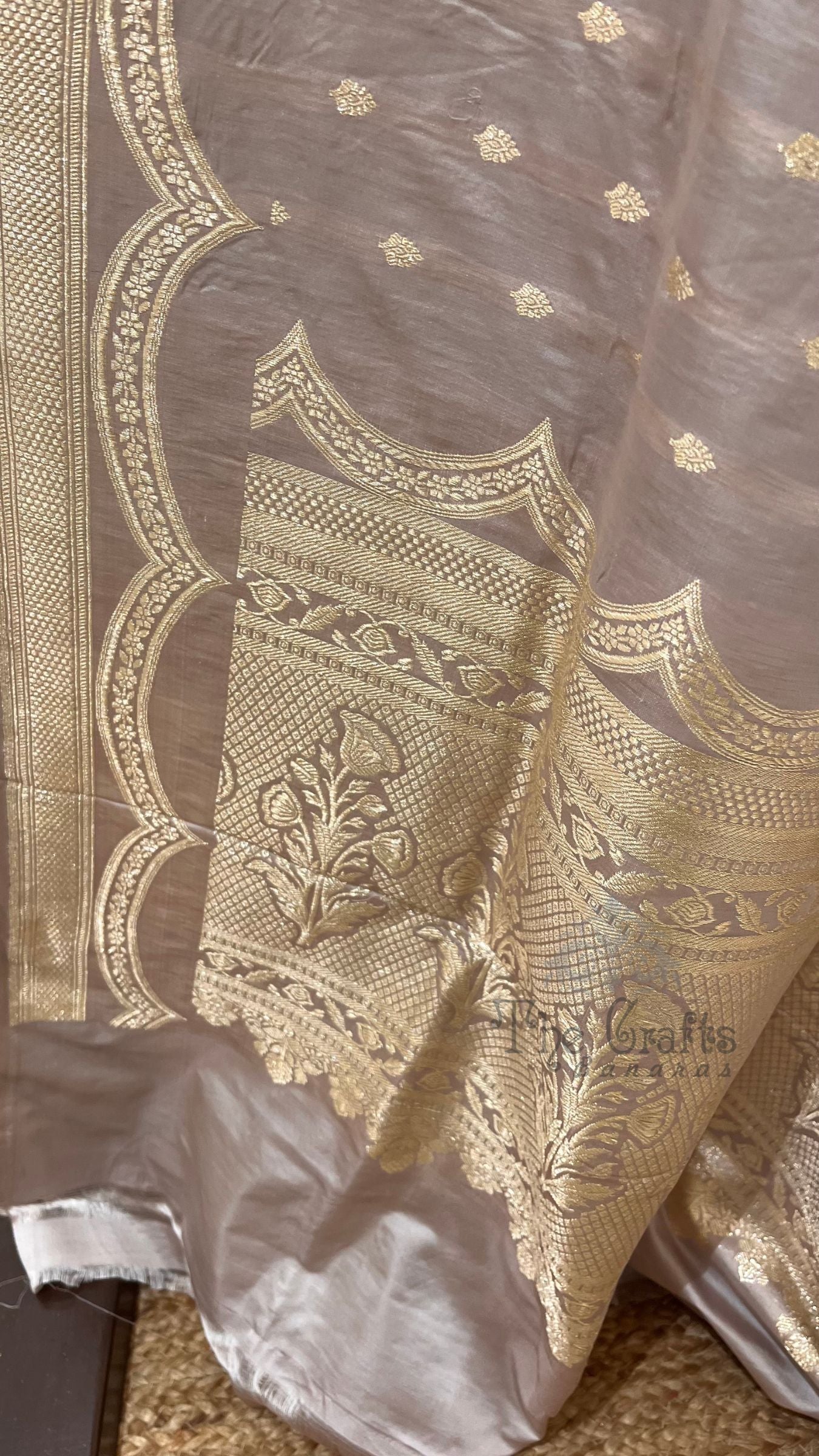 Pure Satin Silk Handloom Banarasi Saree - Motifs