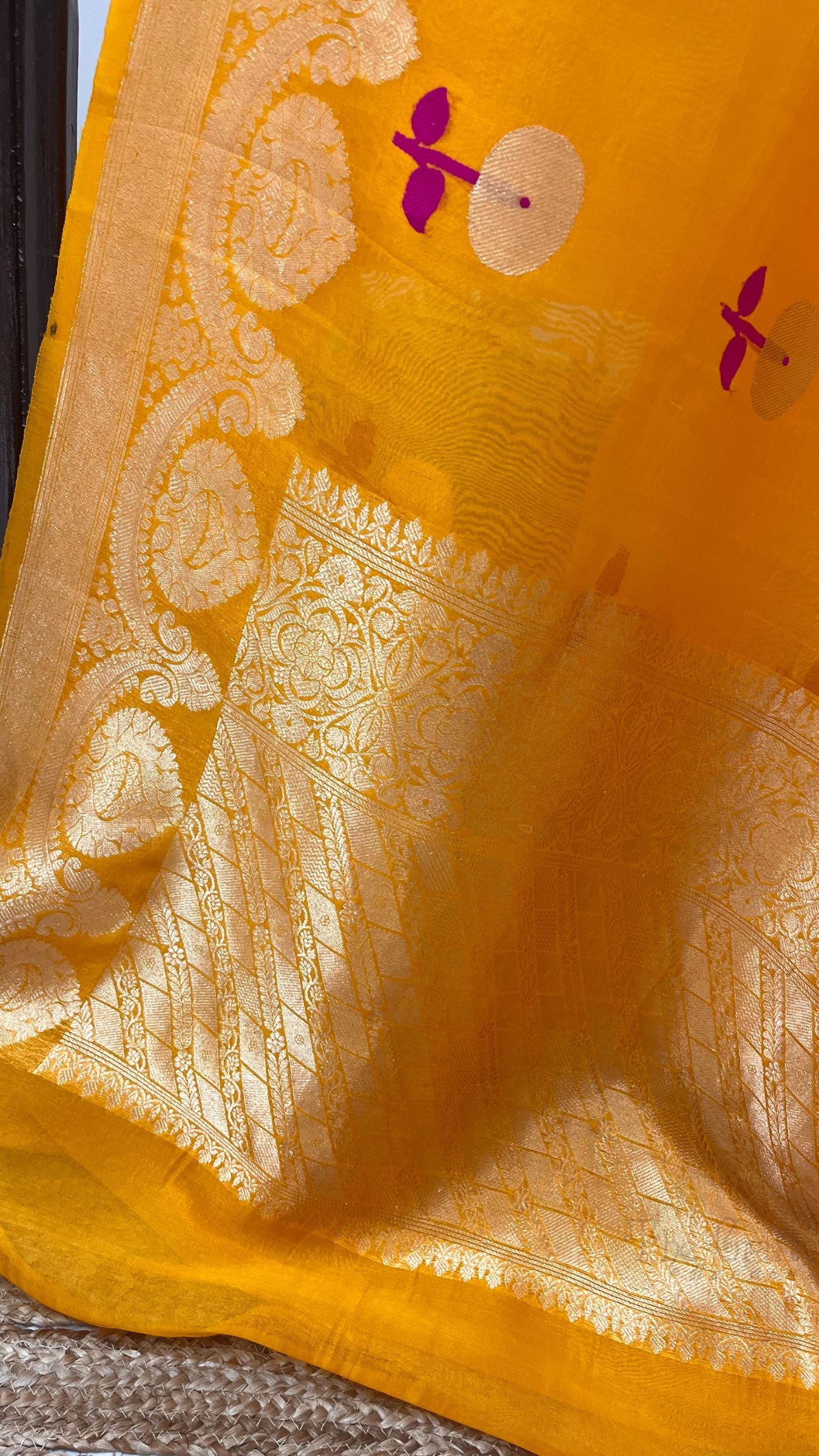 Pure Kora Silk Handloom Banarasi Saree - With Kadhua motifs