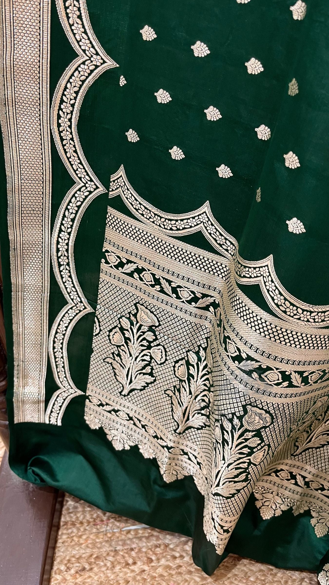 Pure Satin Silk Handloom Banarasi Saree - Motifs