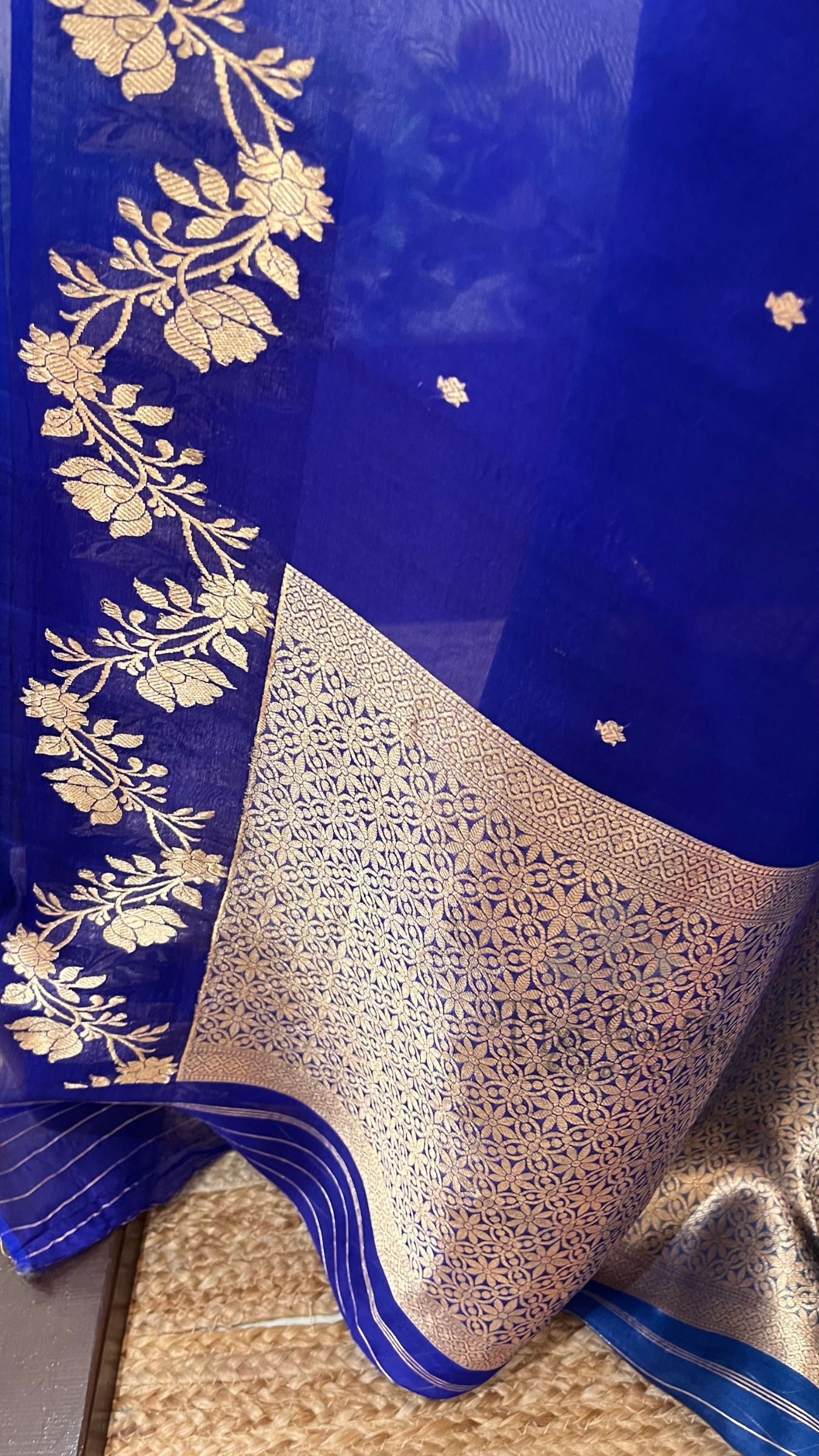 Pure Kora Silk Handloom Banarasi Saree - With Kadhua motifs