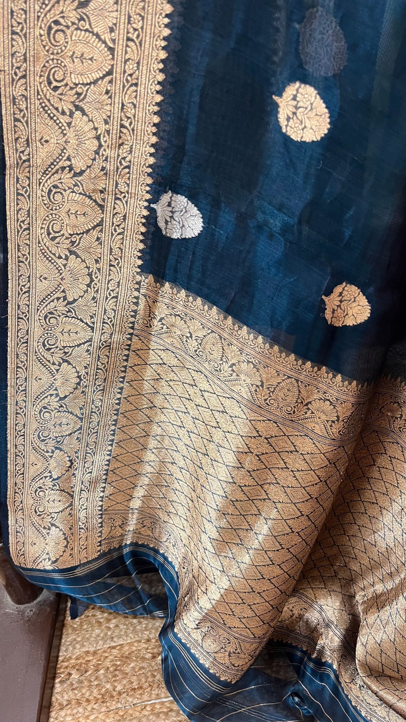 Pure Tissue Silk Handloom Banarasi Saree - with kadhua motifs