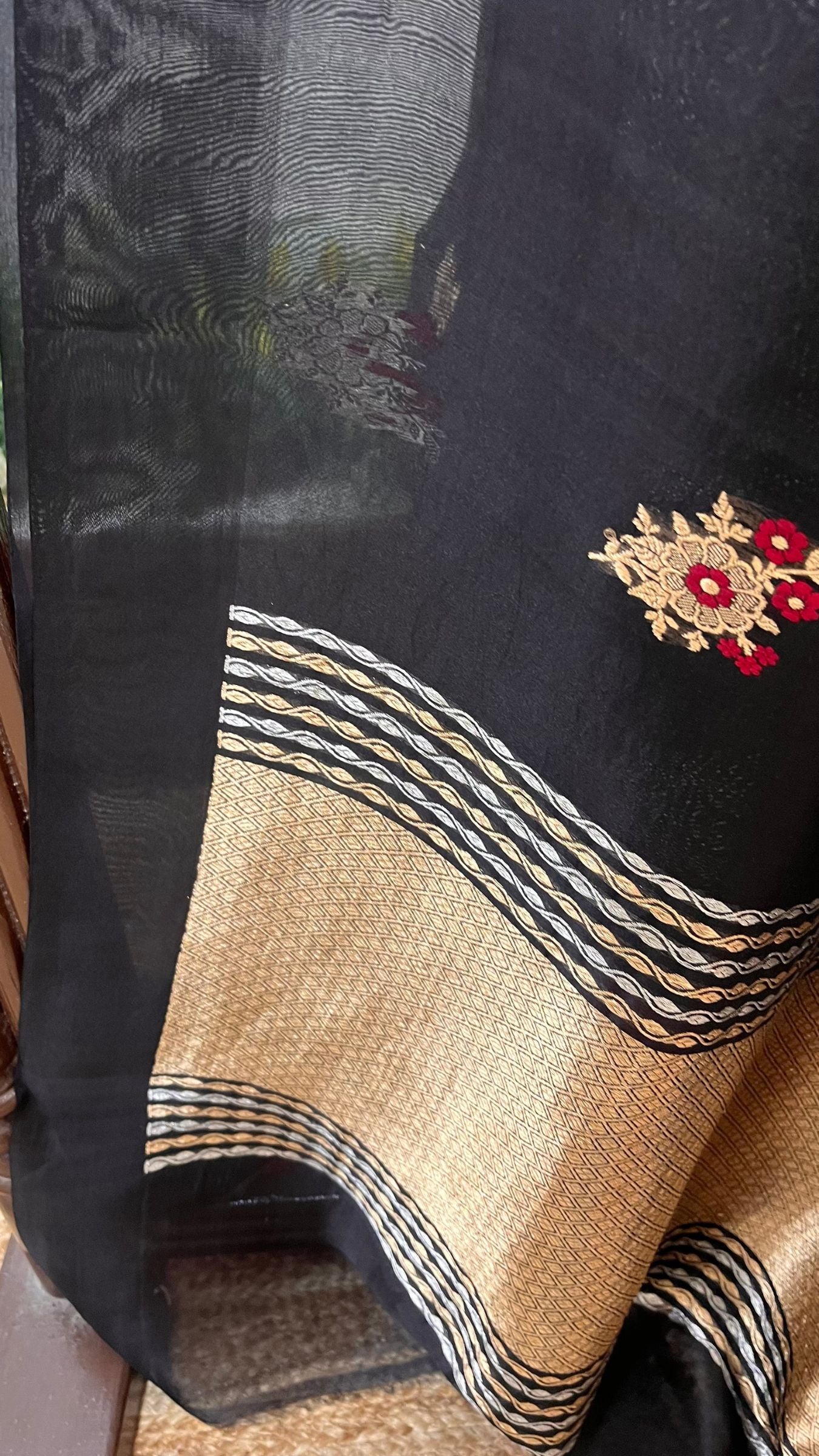 Pure Kora Silk Handloom Banarasi Saree - With Kadhua motifs