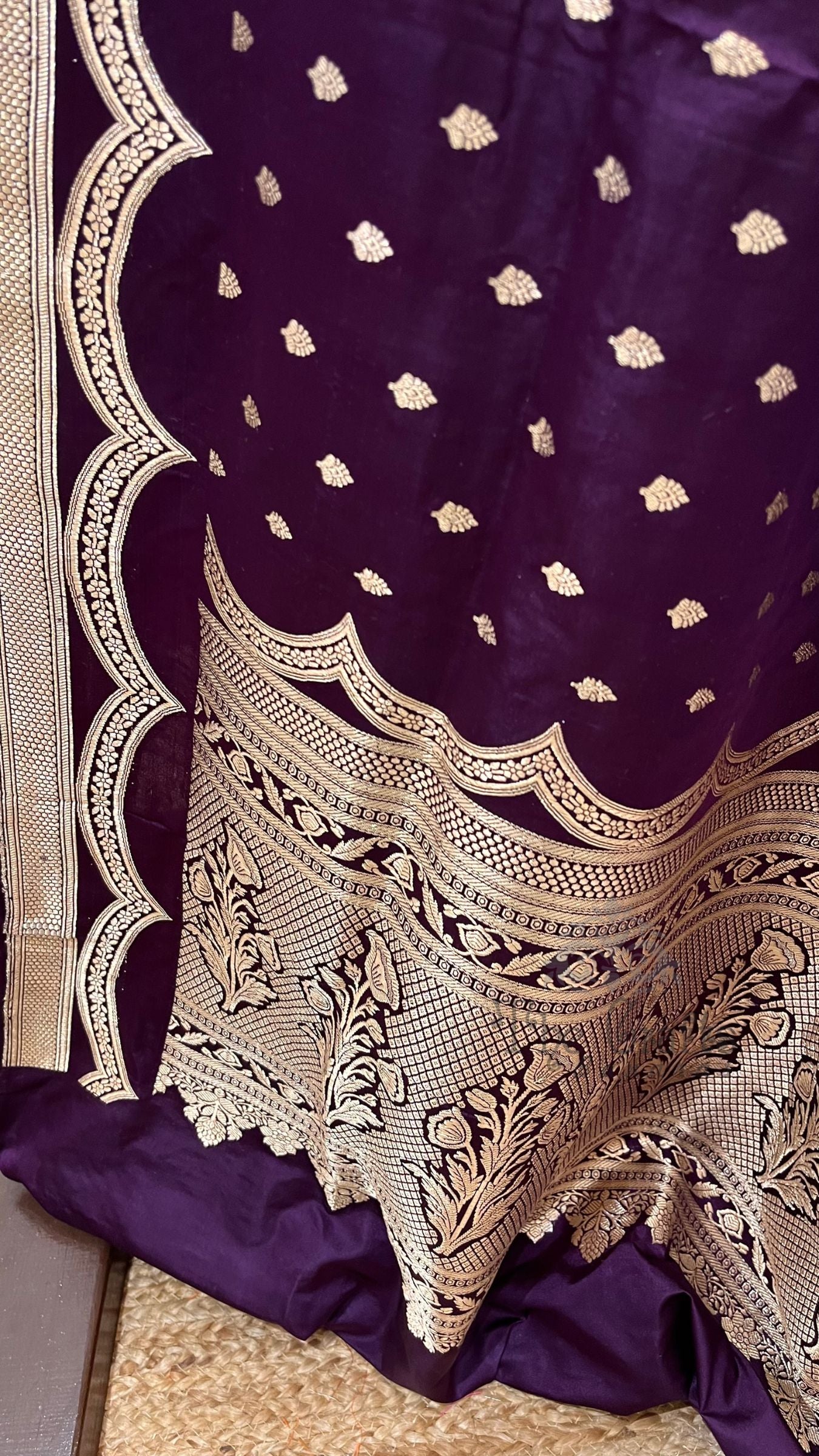Pure Satin Silk Handloom Banarasi Saree - Motifs