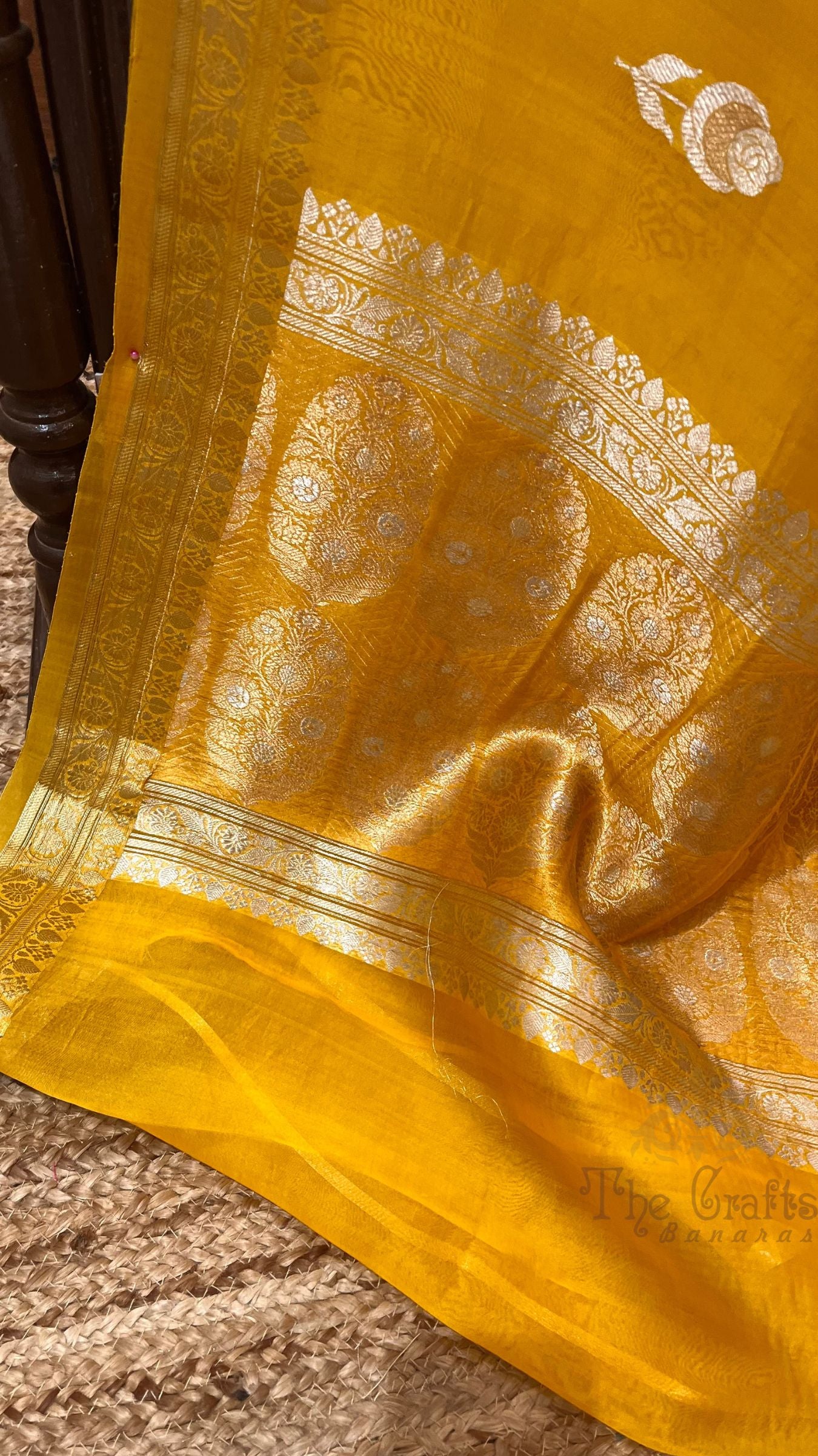 Pure Kora Silk Handloom Banarasi Saree - With Kadhua motifs