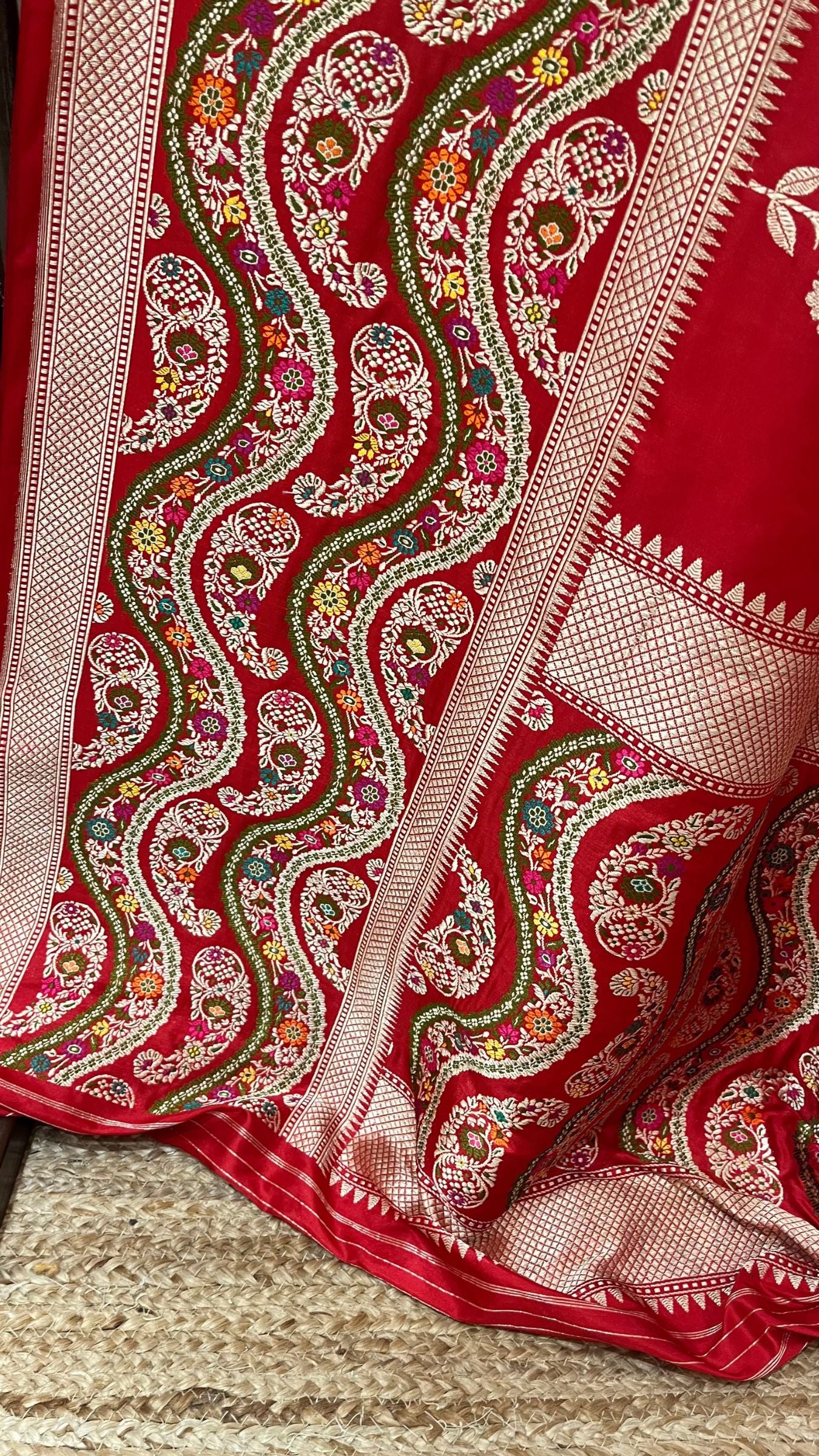 Pure Katan Silk Handloom Banarasi Saree - with Kadhua Meenakari Motifs