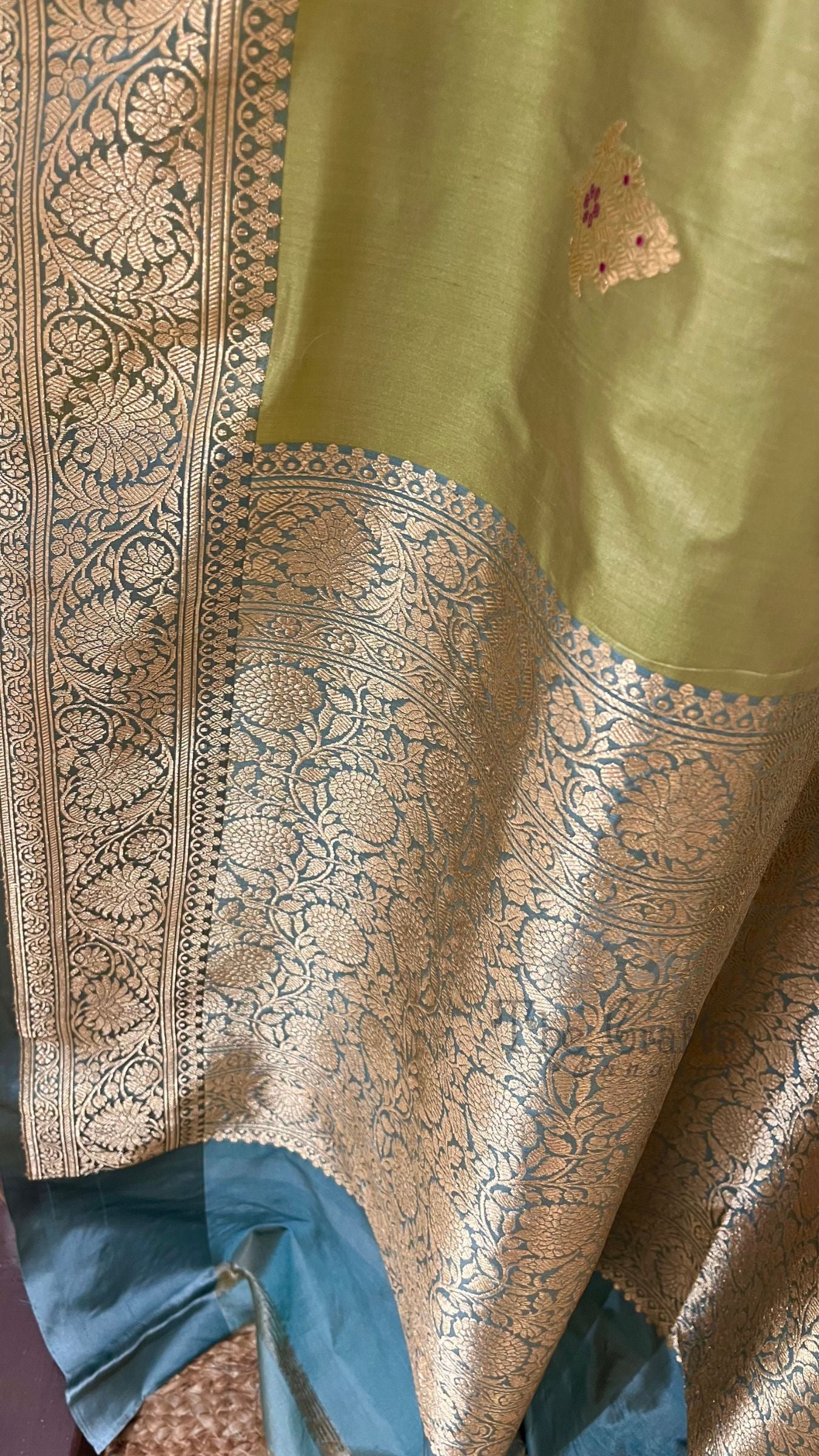 Pure Katan Silk Handloom Banarasi Saree - with kadhua motifs