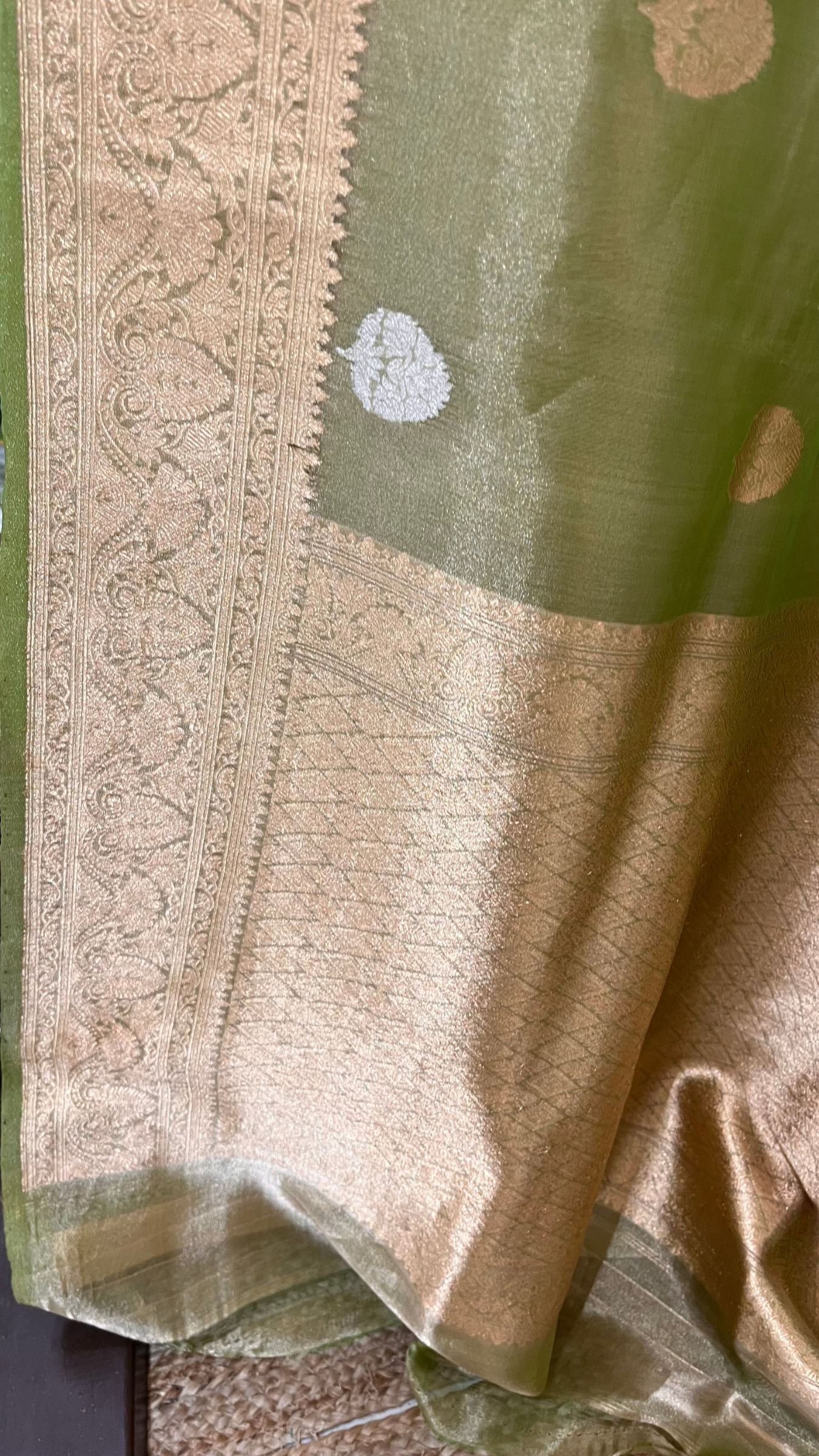 Pure Tissue Silk Handloom Banarasi Saree - with kadhua motifs