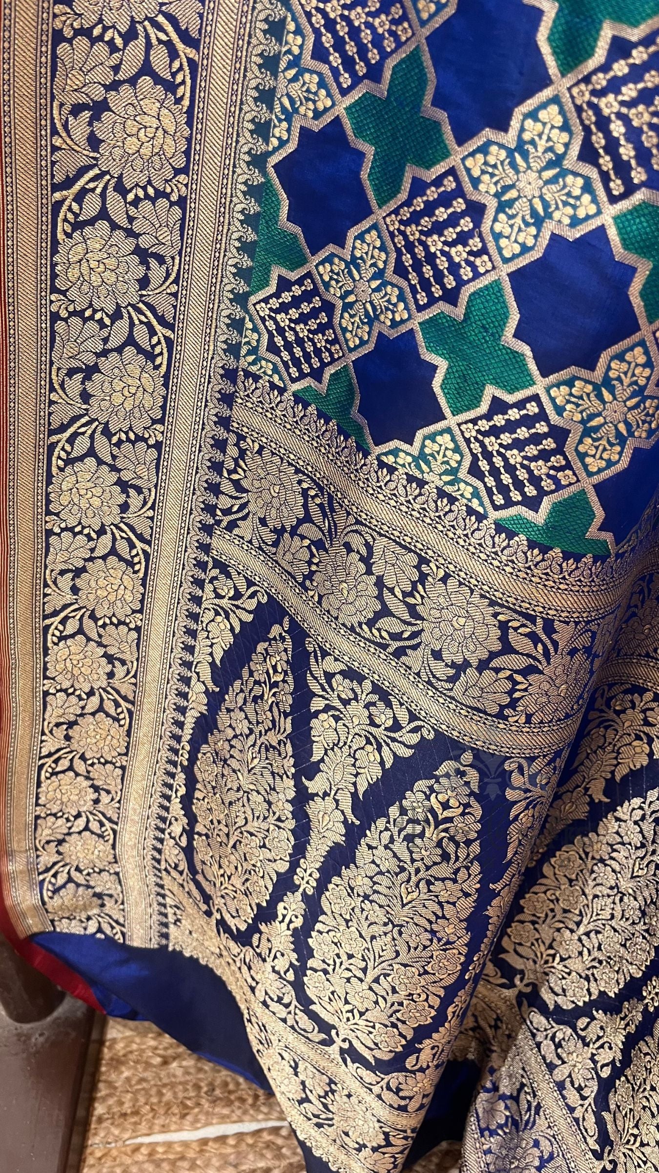 Rangkat Pure Katan Silk Handloom Banarasi Saree - Jaal Work With Meenakari