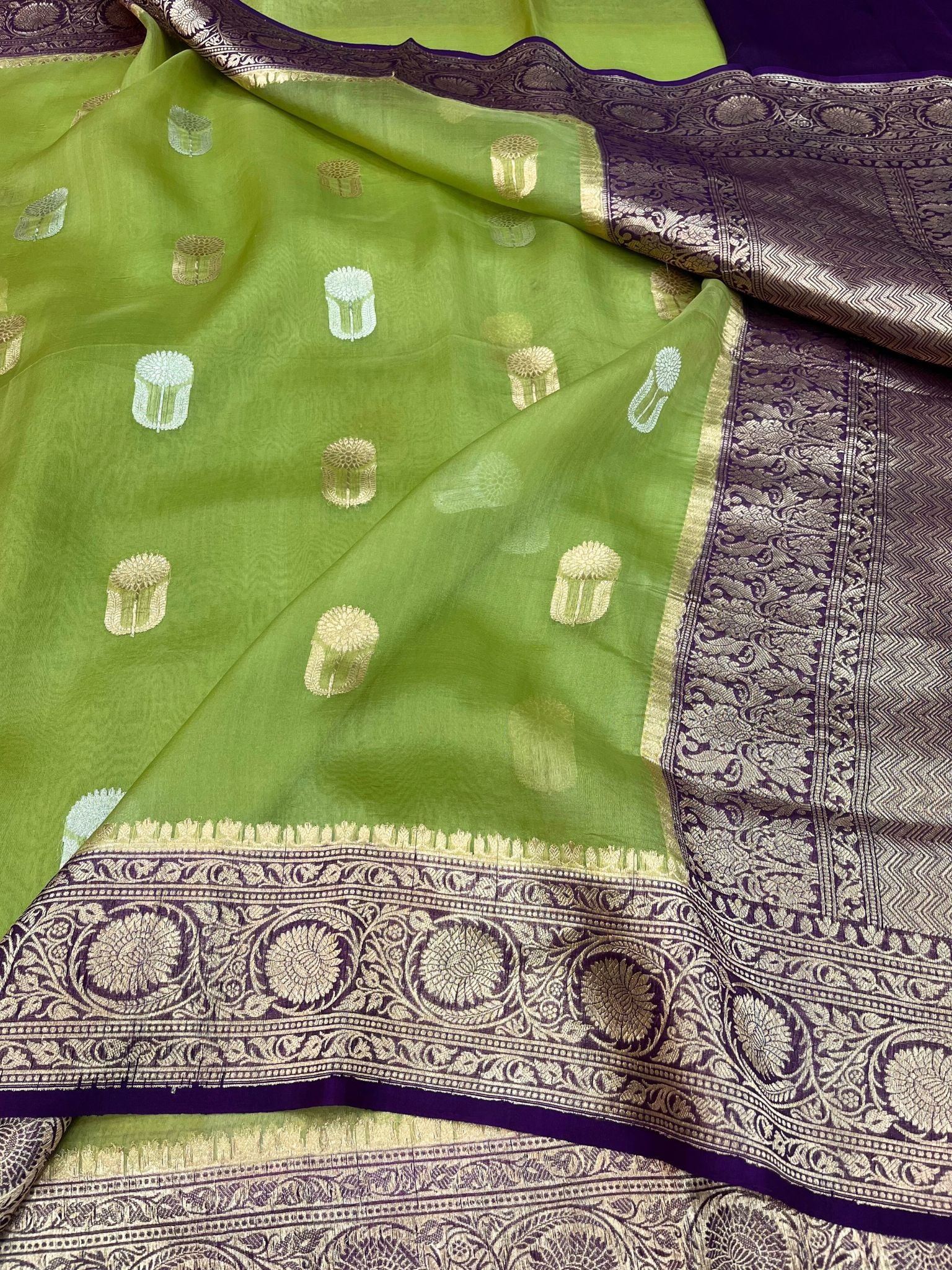 Pure Kora Silk Handloom Banarasi Saree - With Kadhua motifs