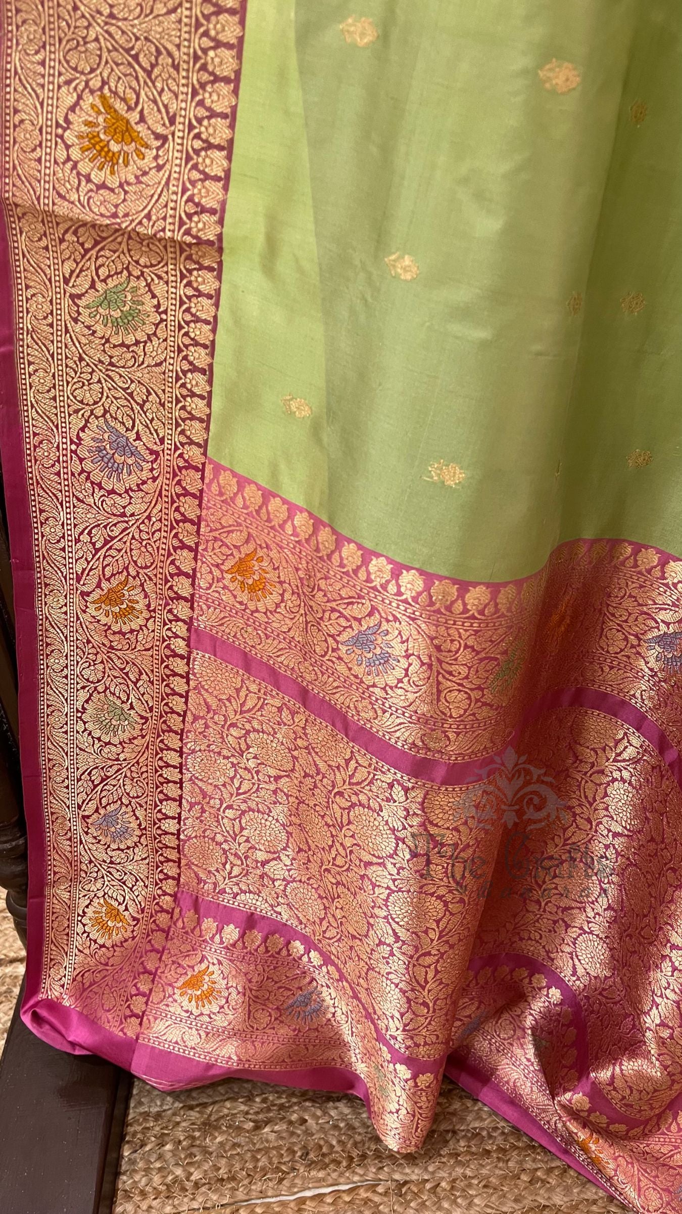 Pure Katan Silk Handloom Banarasi Saree - with kadhua motifs