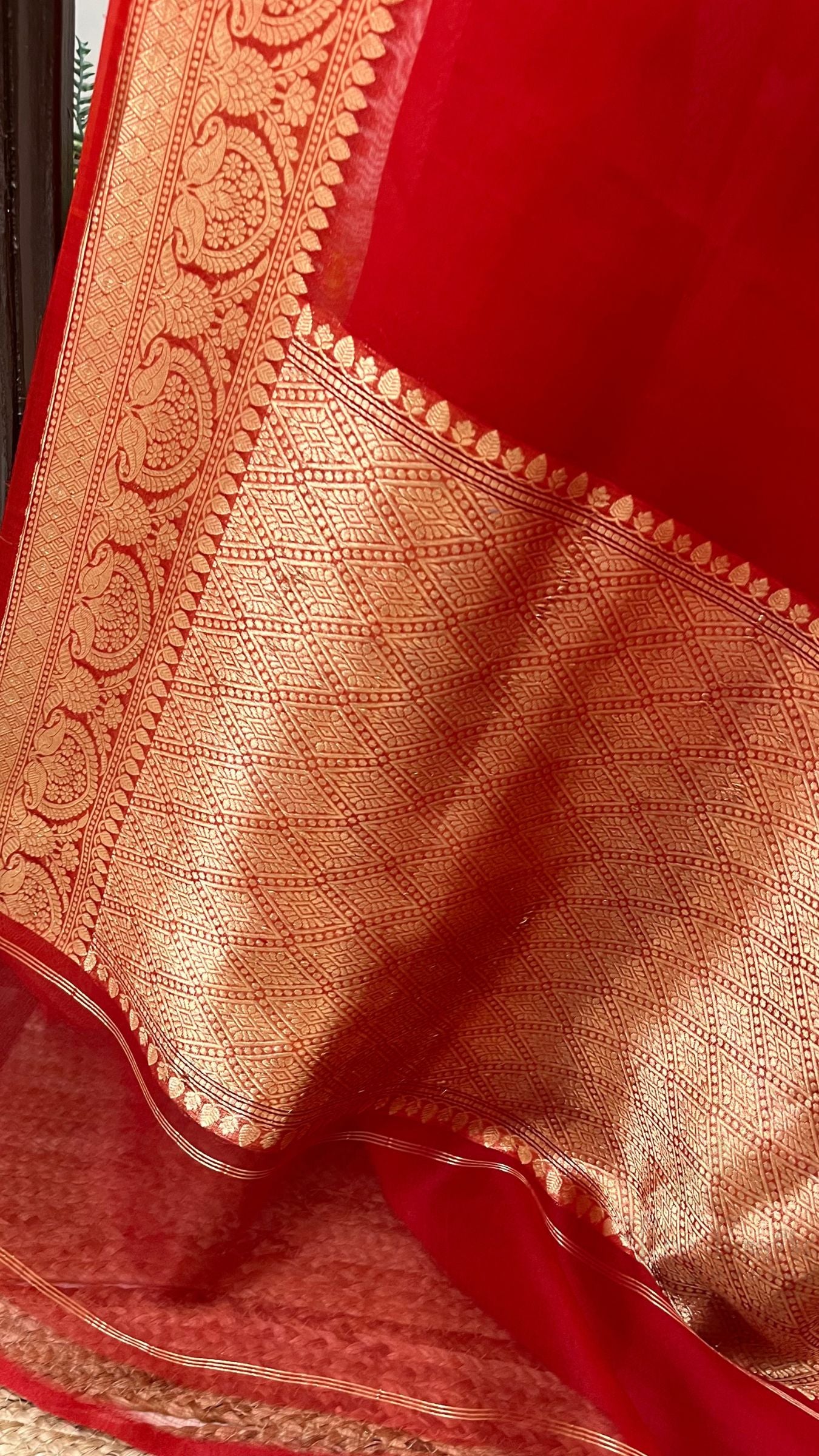 Pure Kora Silk Handloom Banarasi Saree - With Kadhua motifs