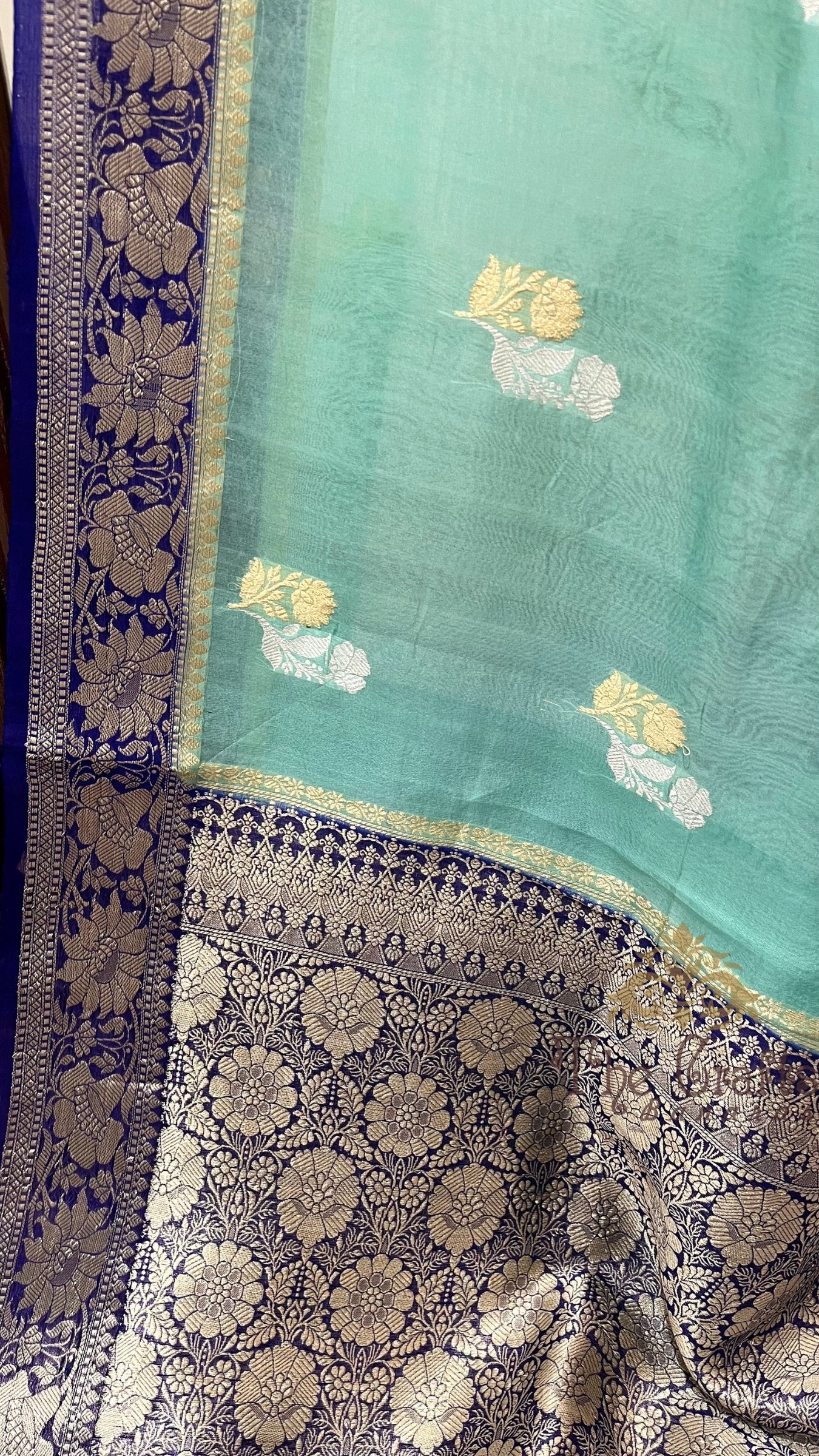 Pure Kora Silk Handloom Banarasi Saree - With Kadhua motifs