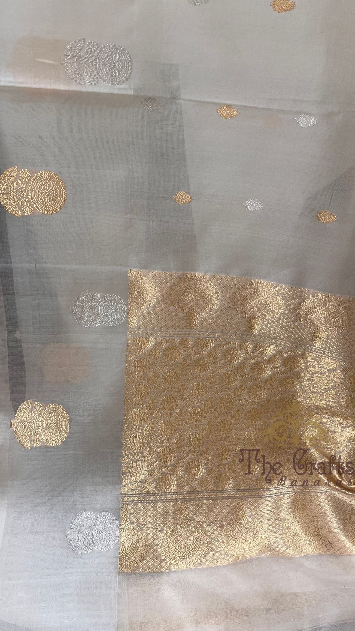 Pure Kora Silk Handloom Banarasi Saree - With Kadhua motifs