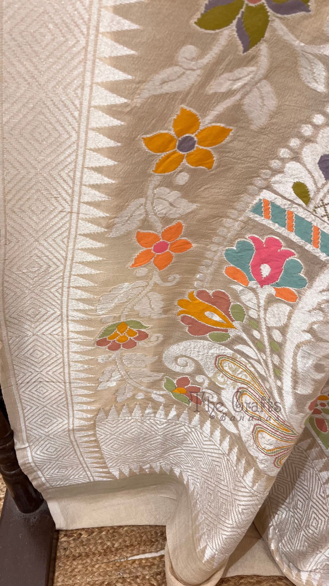 Tussar Georgette Handloom Banarasi Saree - Jaal with Meenakari