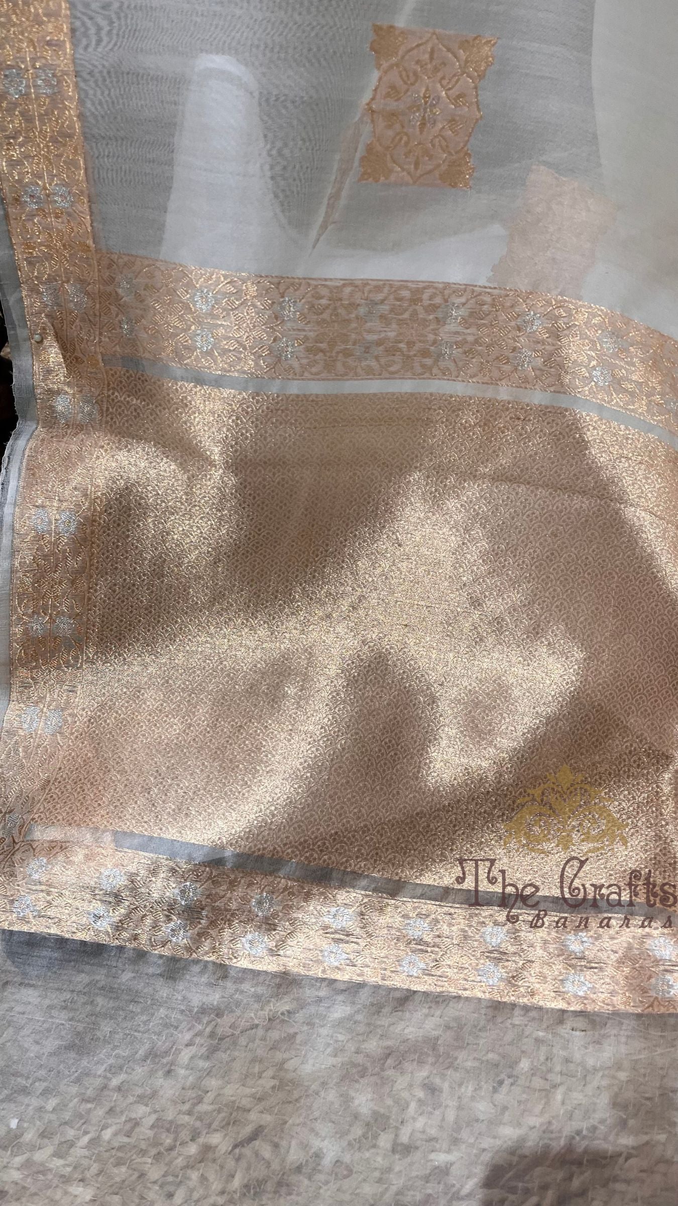 Pure Kora Silk Handloom Banarasi Saree - With Kadhua motifs