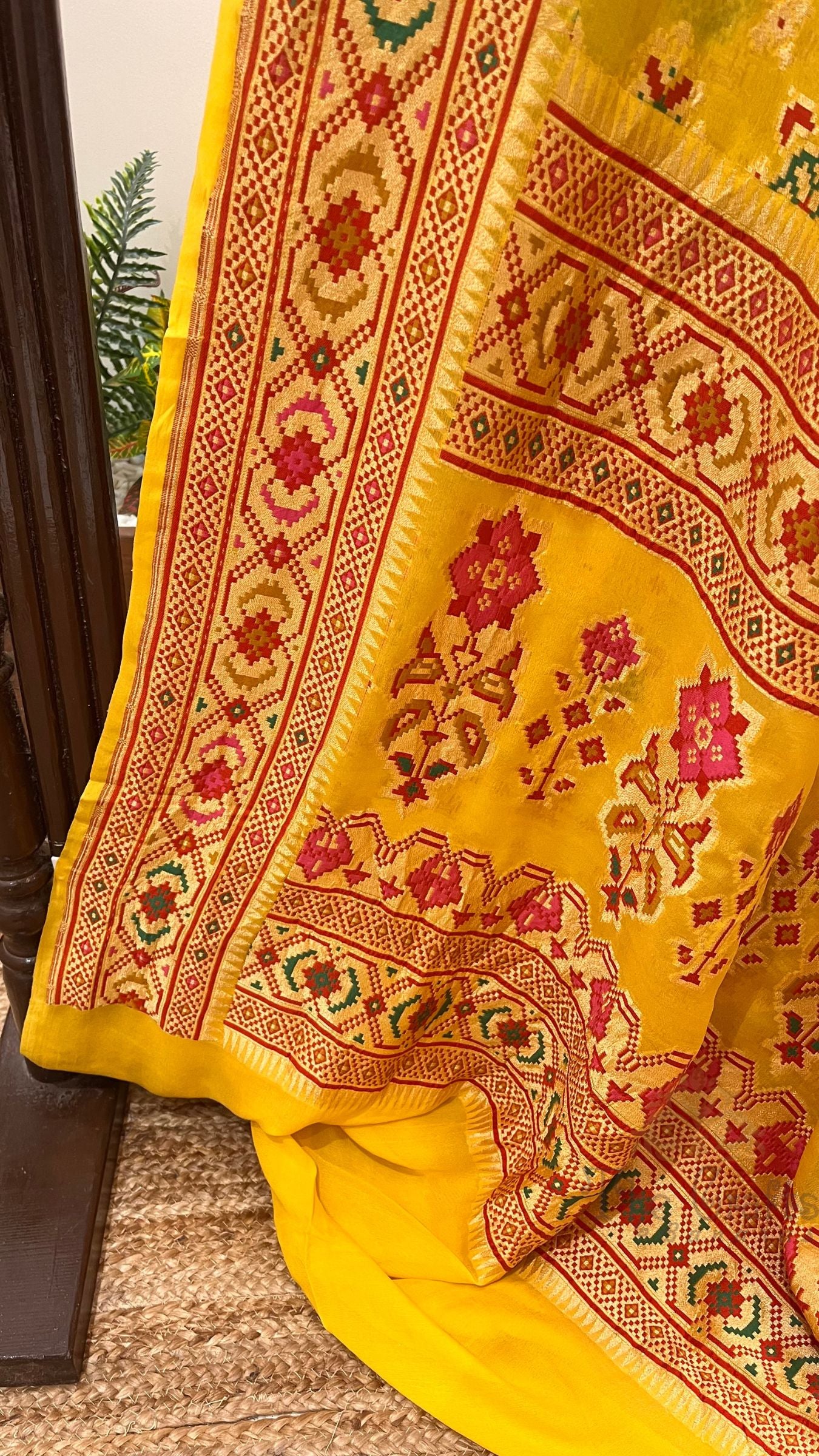 Pure Georgette Handloom Banarasi Saree - Gold zari with meenakari