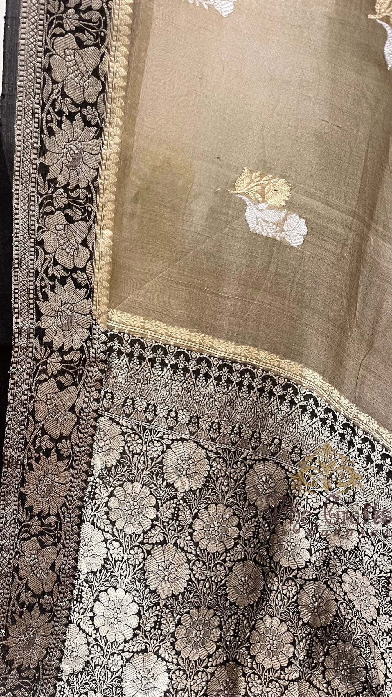 Pure Kora Silk Handloom Banarasi Saree - With Kadhua motifs