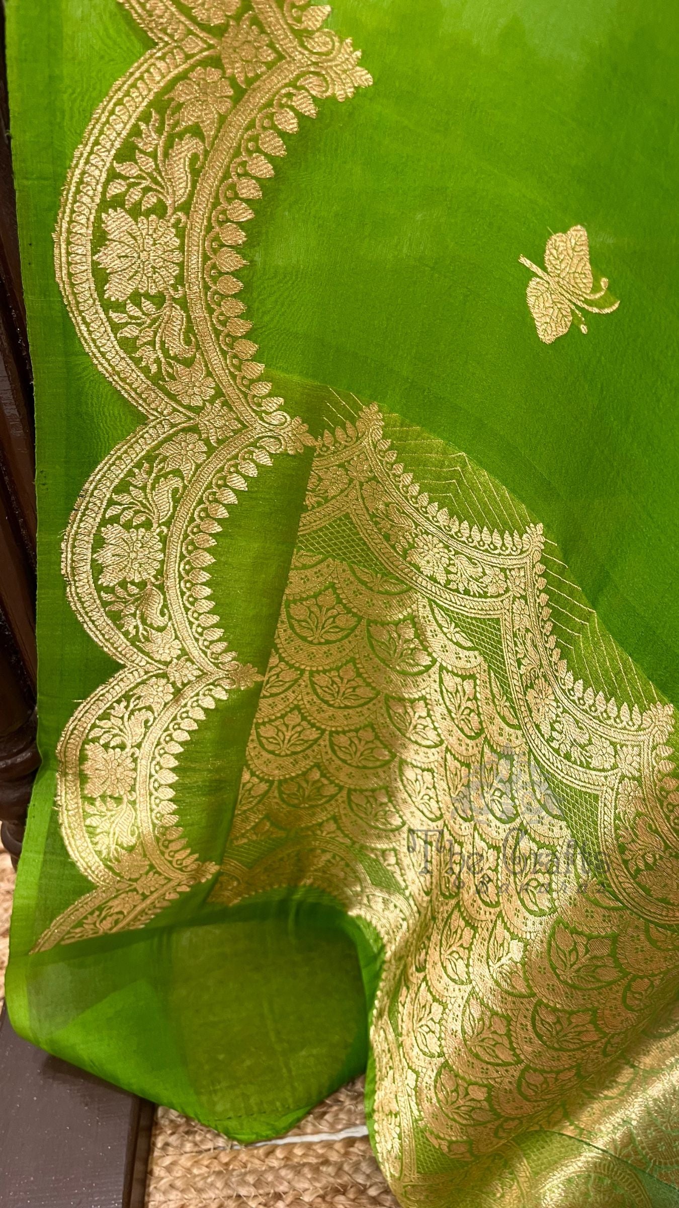 Pure Kora Silk Handloom Banarasi Saree - With Kadhua motifs