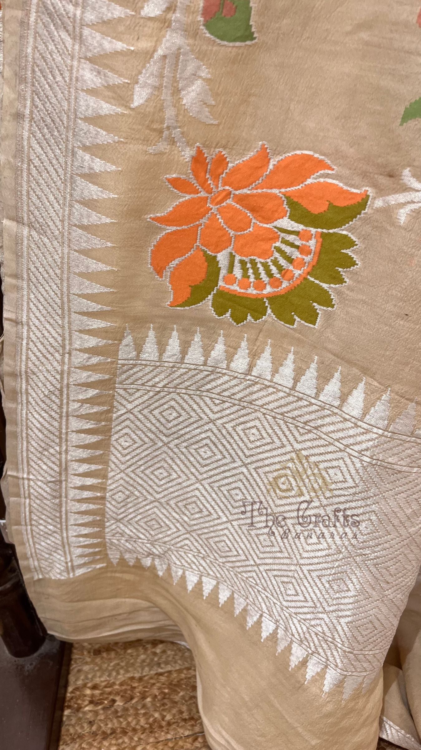 Tussar Georgette Handloom Banarasi Saree - Jaal with Meenakari