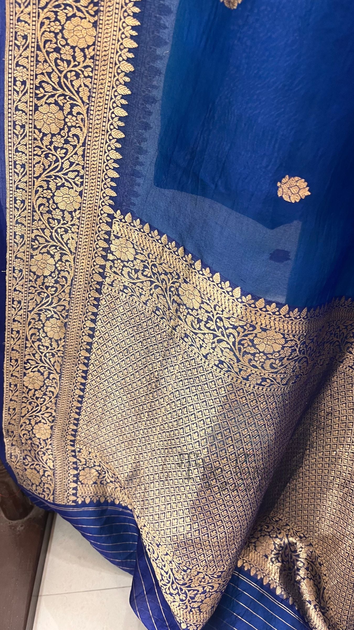 Pure Kora Silk Handloom Banarasi Saree - With Kadhua motifs
